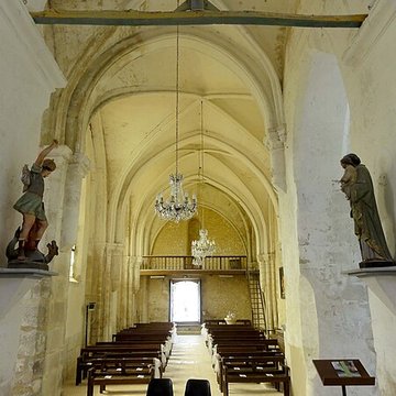 Église Saint-Romain de Wy-dit-Joli-Village et une croix
