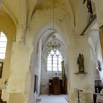 Église Saint-Romain de Wy-dit-Joli-Village et une croix