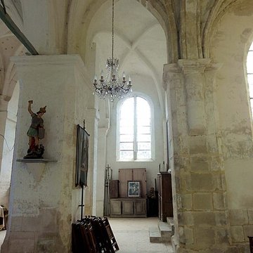 Église Saint-Romain de Wy-dit-Joli-Village et une croix