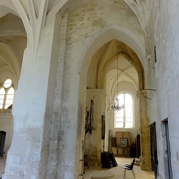 Église Saint-Romain de Wy-dit-Joli-Village et une croix