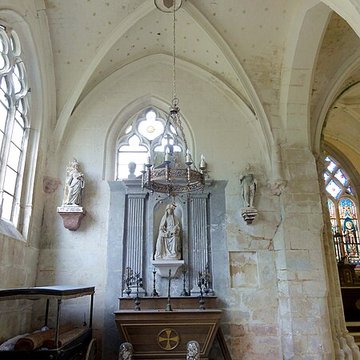 Église Saint-Romain de Wy-dit-Joli-Village et une croix