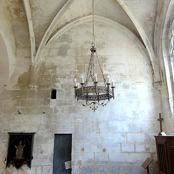 Église Saint-Romain de Wy-dit-Joli-Village et une croix