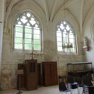 Église Saint-Romain de Wy-dit-Joli-Village et une croix