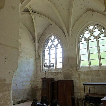 Église Saint-Romain de Wy-dit-Joli-Village et une croix