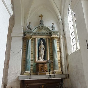 Église Saint-Romain de Wy-dit-Joli-Village et une croix