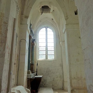 Église Saint-Romain de Wy-dit-Joli-Village et une croix