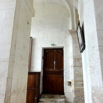 Église Saint-Romain de Wy-dit-Joli-Village et une croix