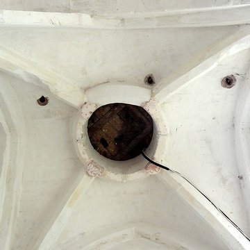 Église Saint-Romain de Wy-dit-Joli-Village et une croix