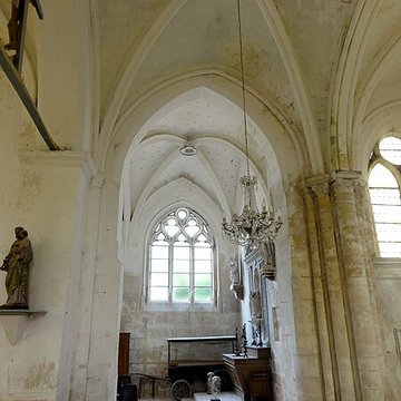 Église Saint-Romain de Wy-dit-Joli-Village et une croix