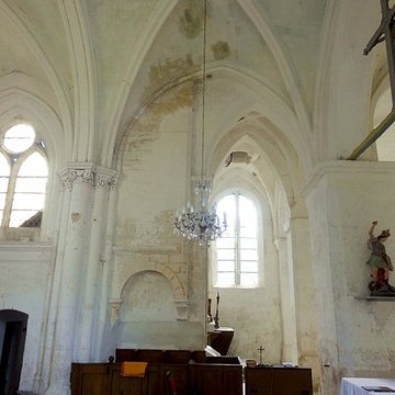 Église Saint-Romain de Wy-dit-Joli-Village et une croix