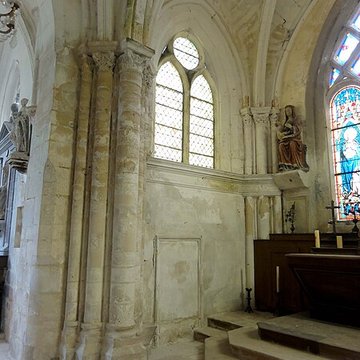 Église Saint-Romain de Wy-dit-Joli-Village et une croix