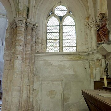 Église Saint-Romain de Wy-dit-Joli-Village et une croix