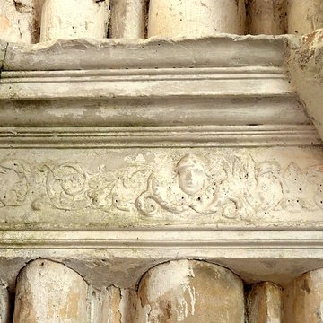 Église Saint-Romain de Wy-dit-Joli-Village et une croix