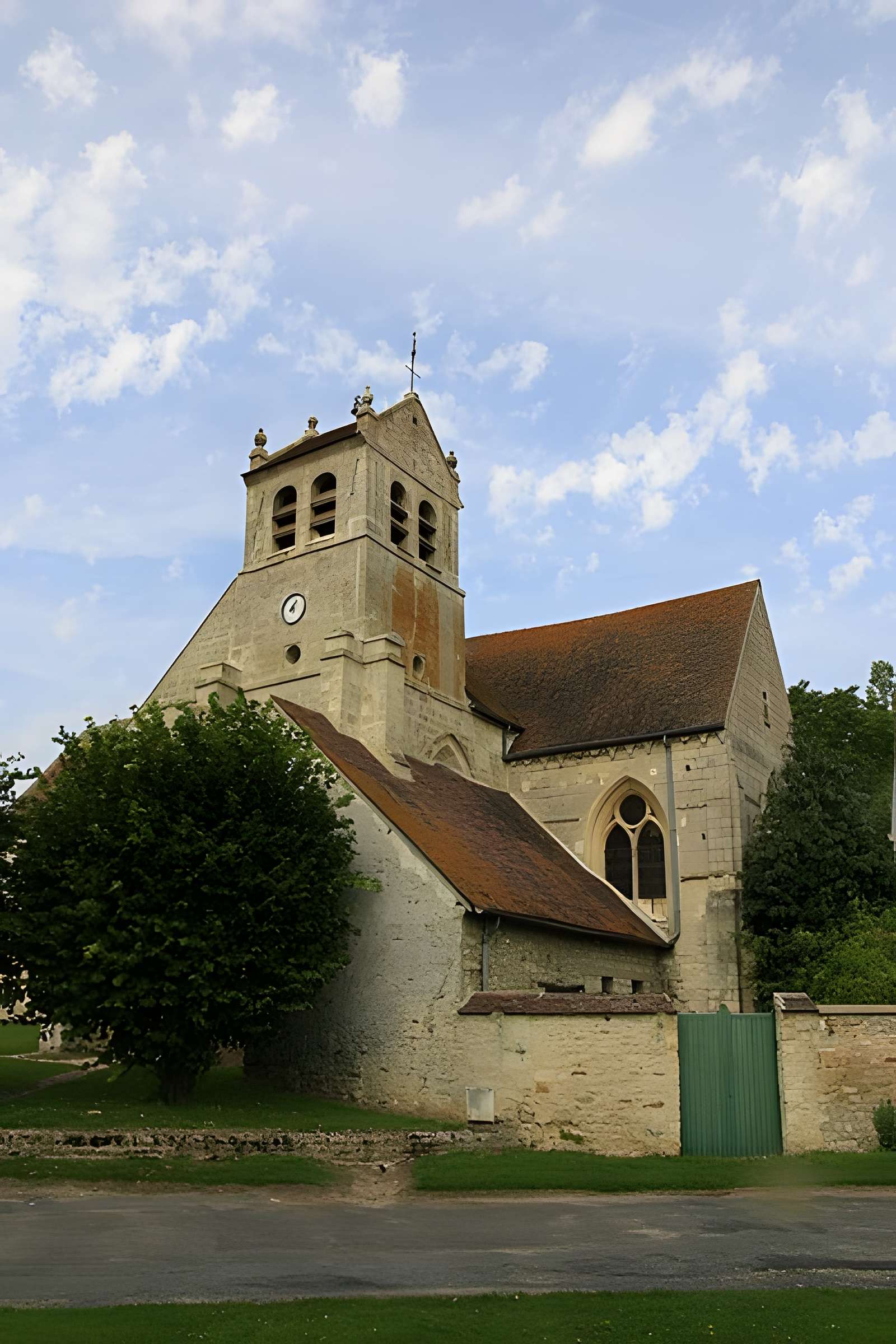 Église Saint-Romain de Wy-dit-Joli-Village et une croix