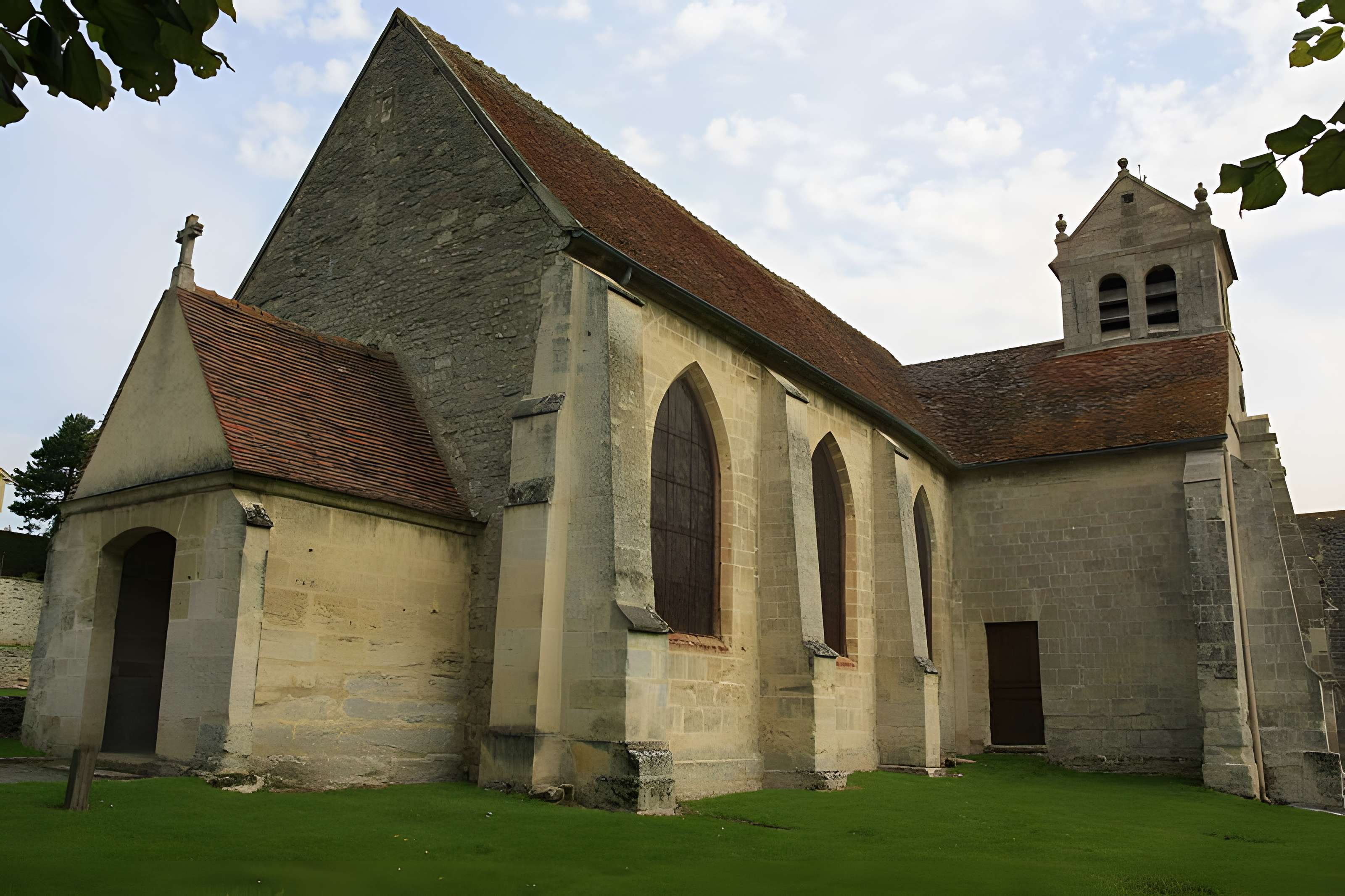 Église Saint-Romain de Wy-dit-Joli-Village et une croix