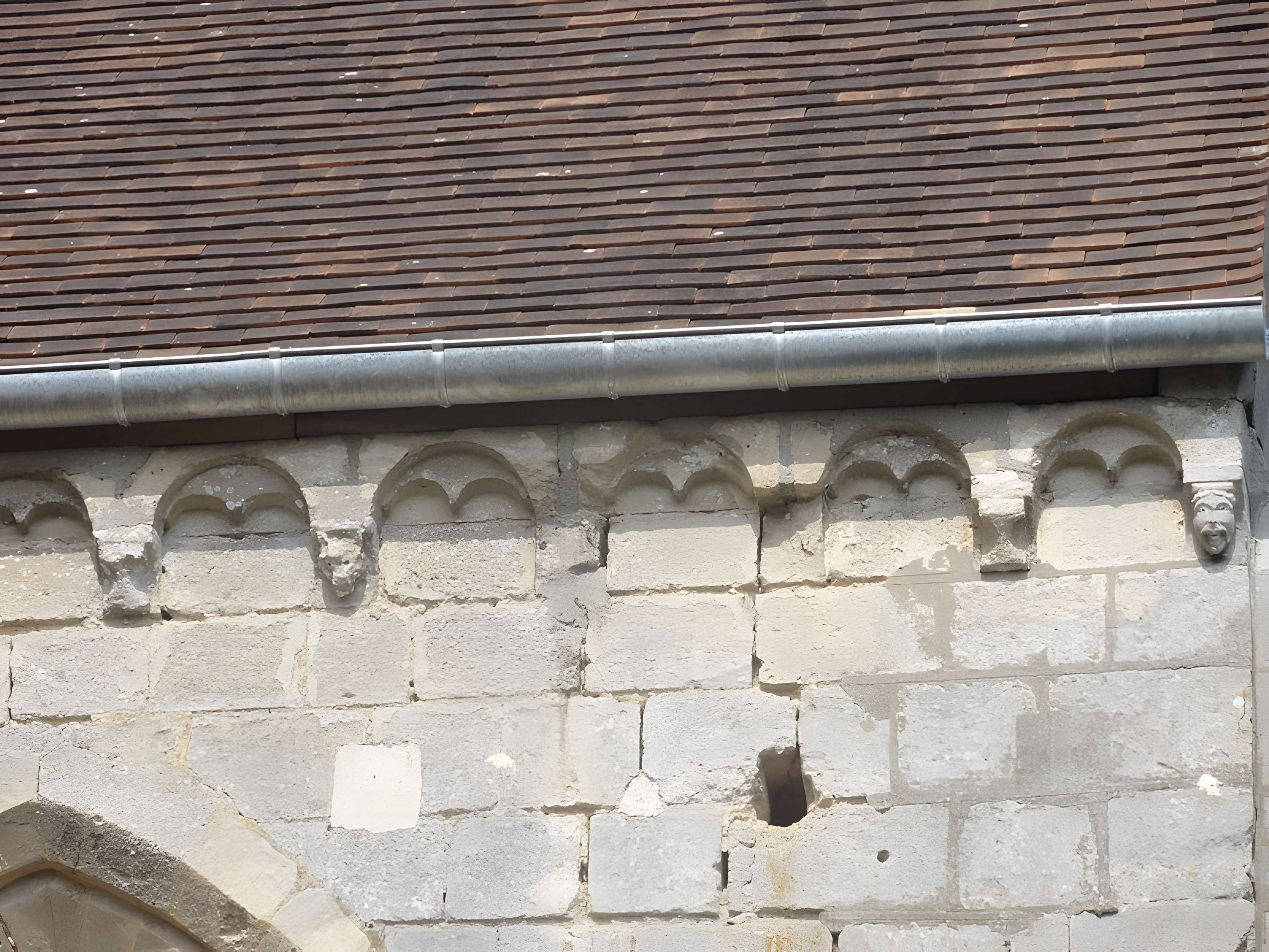 Église Saint-Romain de Wy-dit-Joli-Village et une croix