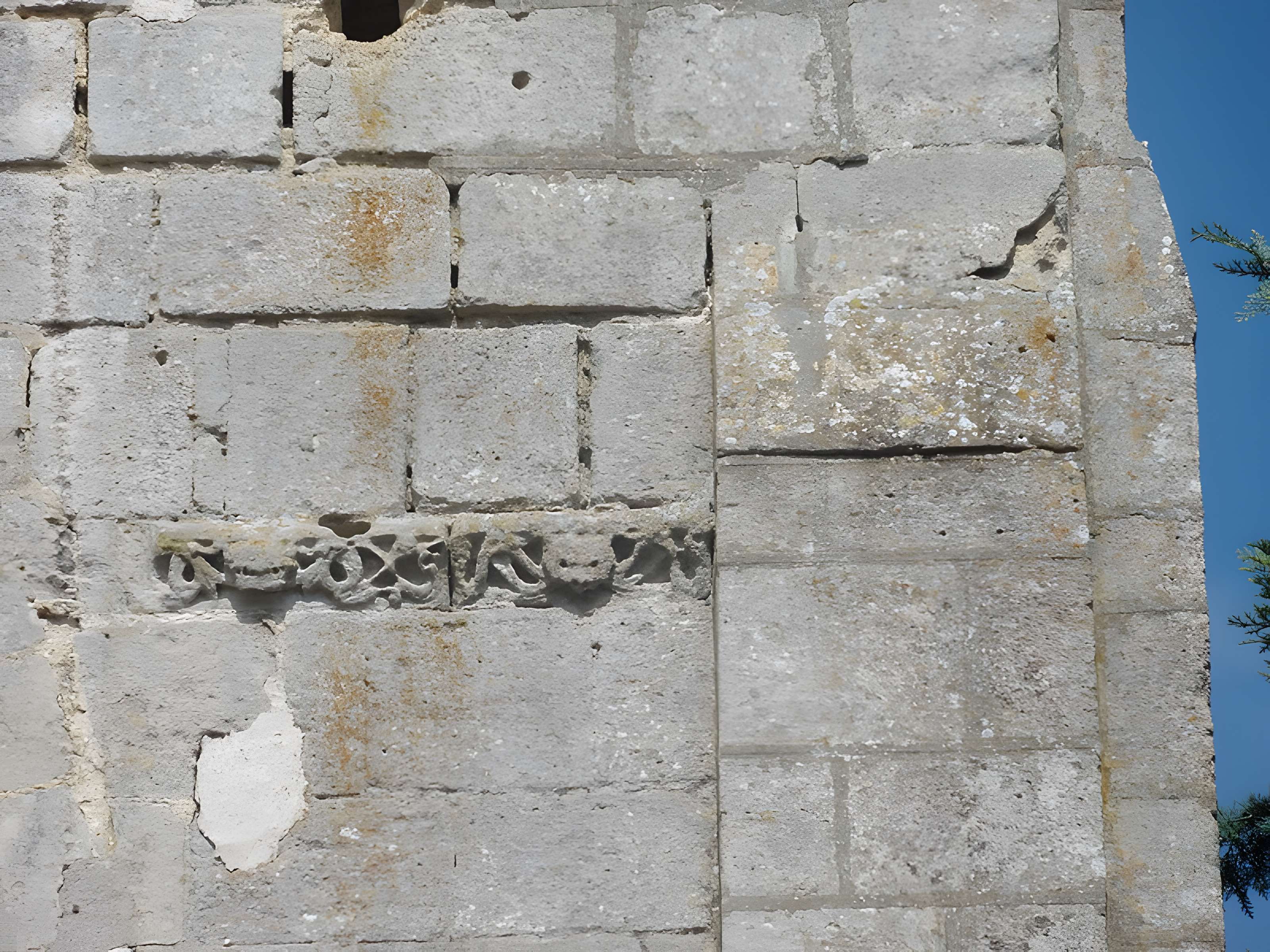 Église Saint-Romain de Wy-dit-Joli-Village et une croix