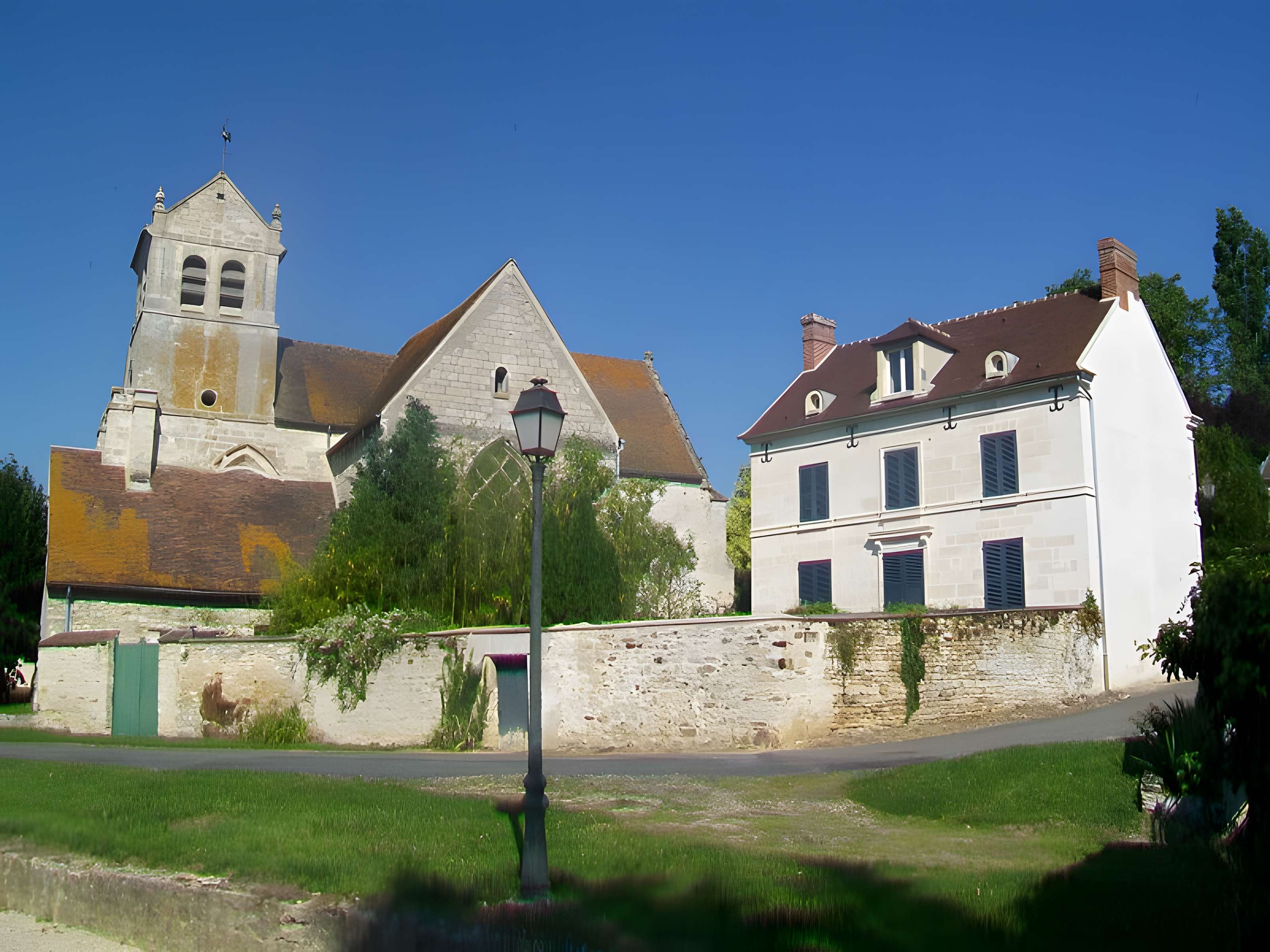 Église Saint-Romain de Wy-dit-Joli-Village et une croix