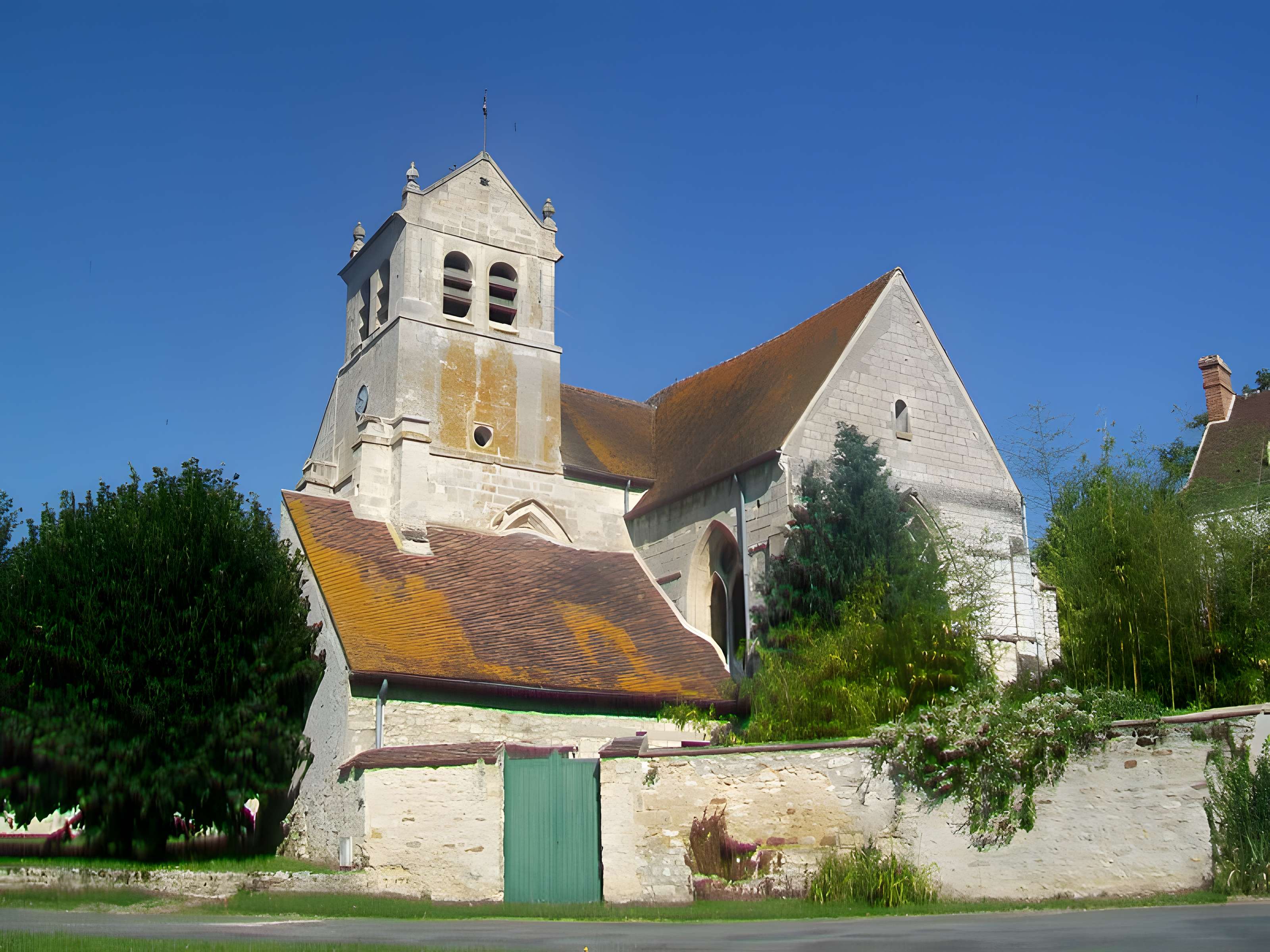 Église Saint-Romain de Wy-dit-Joli-Village et une croix