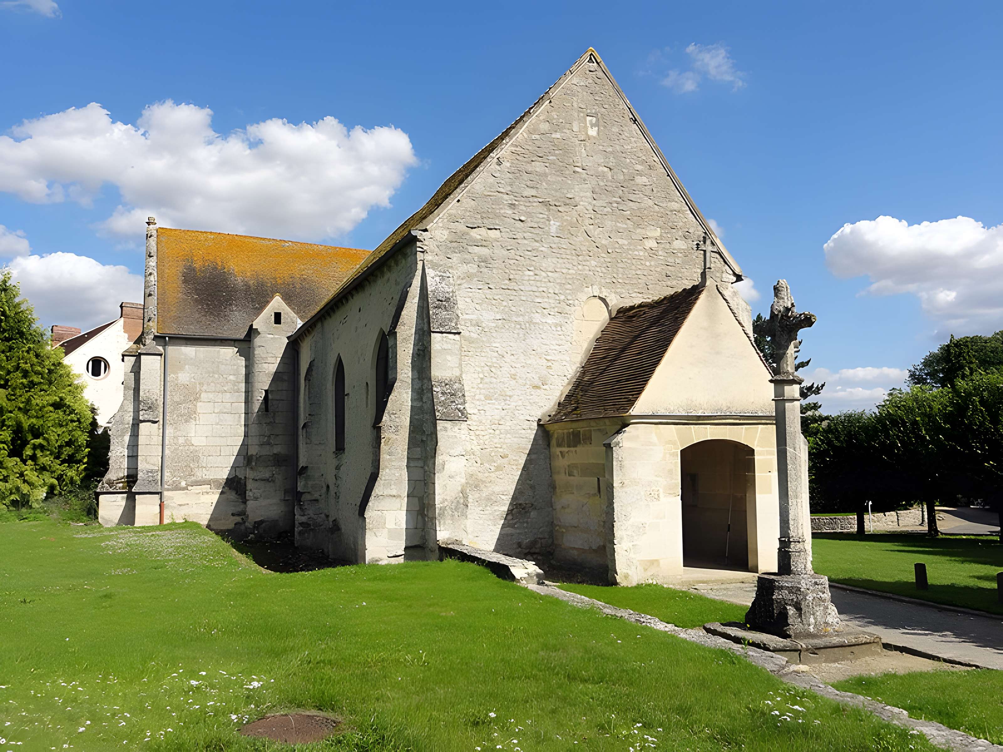 Église Saint-Romain de Wy-dit-Joli-Village et une croix