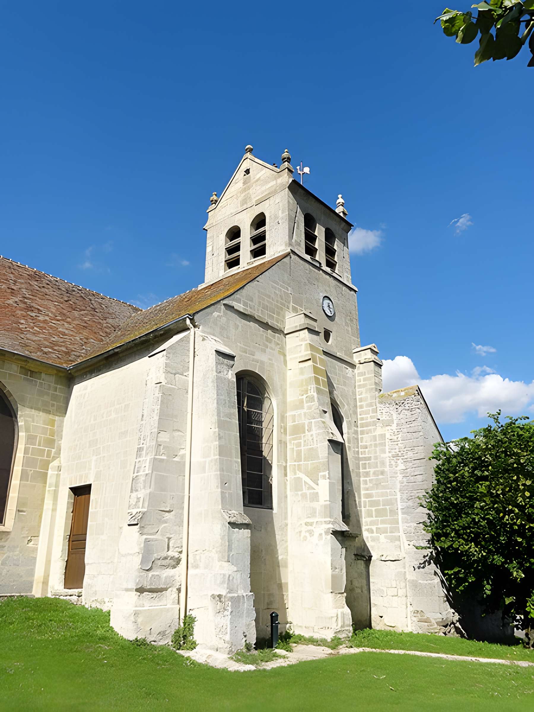 Église Saint-Romain de Wy-dit-Joli-Village et une croix