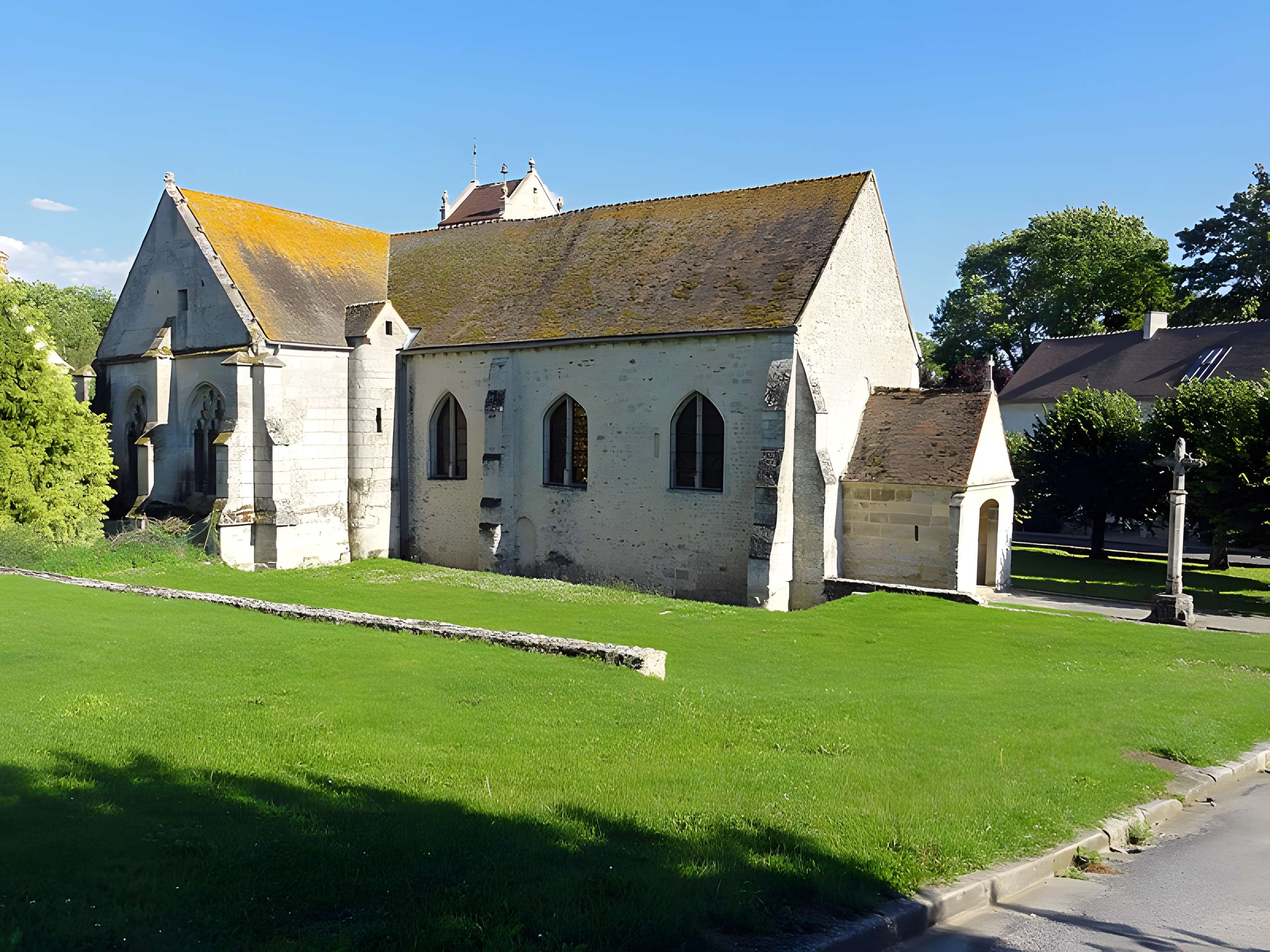 Église Saint-Romain de Wy-dit-Joli-Village et une croix