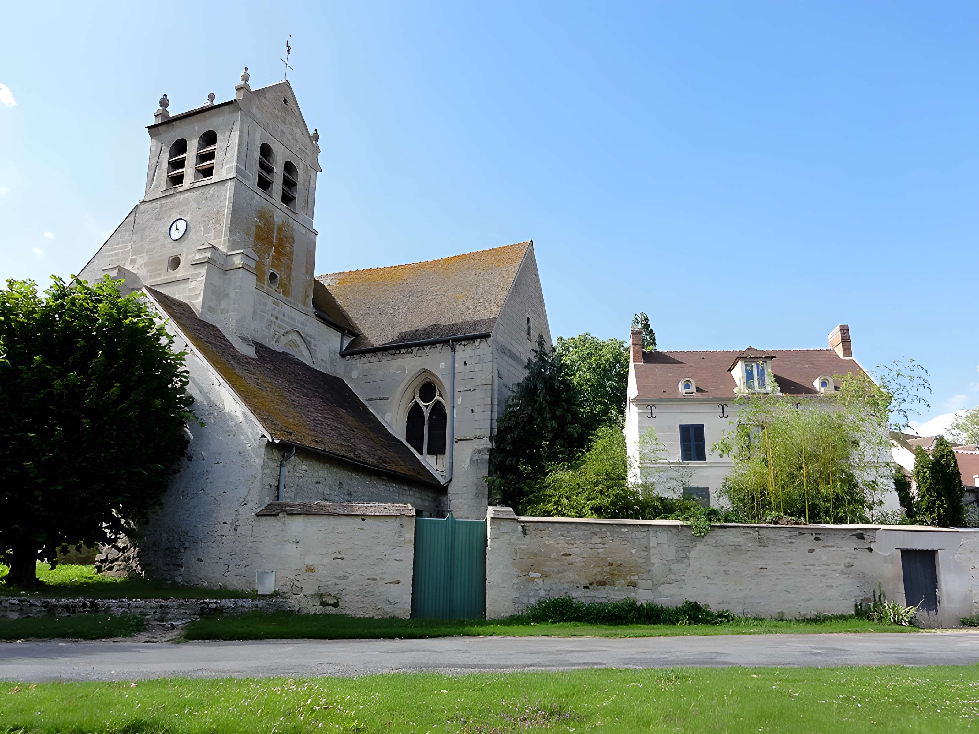 Église Saint-Romain de Wy-dit-Joli-Village et une croix