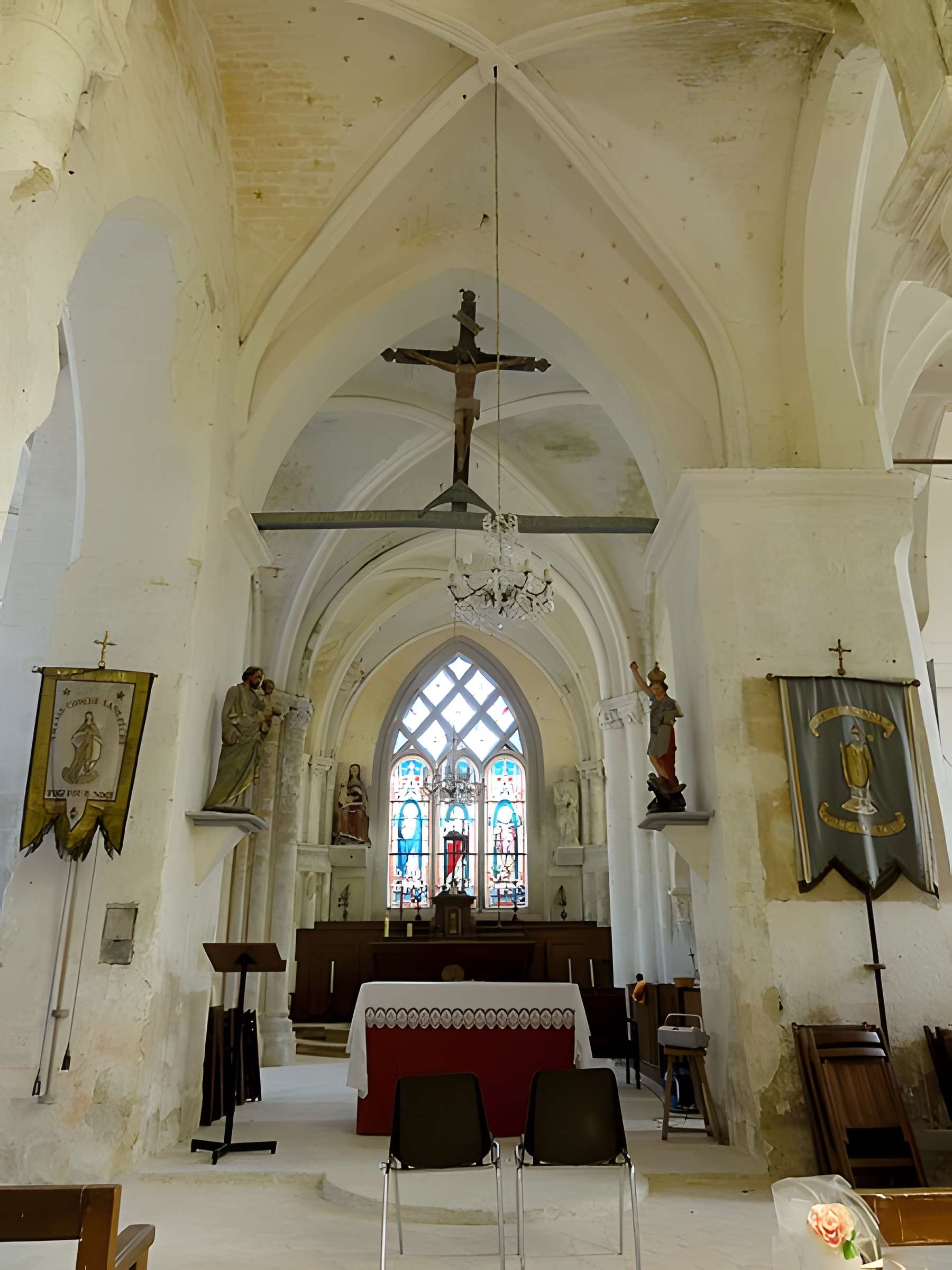 Église Saint-Romain de Wy-dit-Joli-Village et une croix