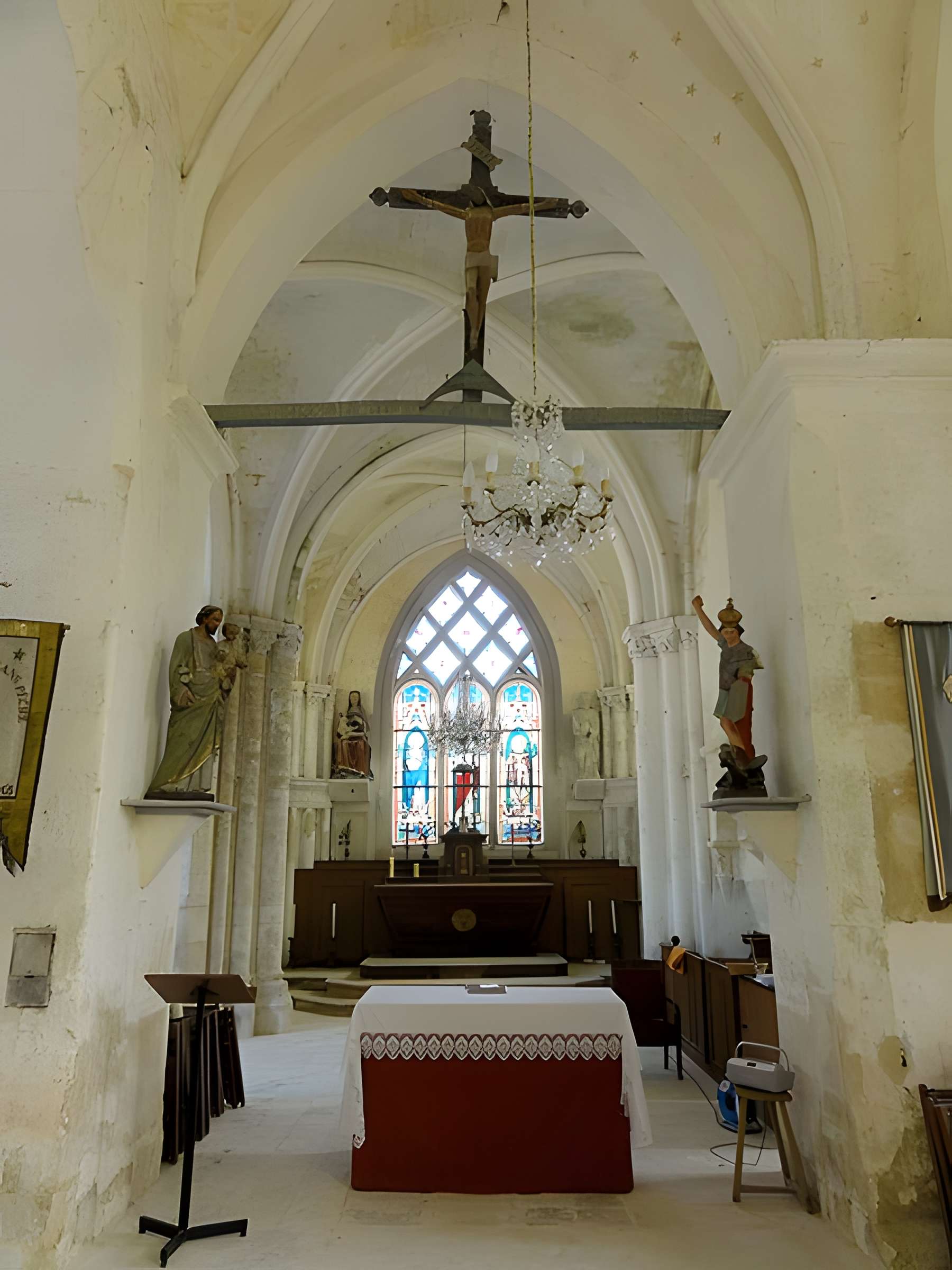 Église Saint-Romain de Wy-dit-Joli-Village et une croix