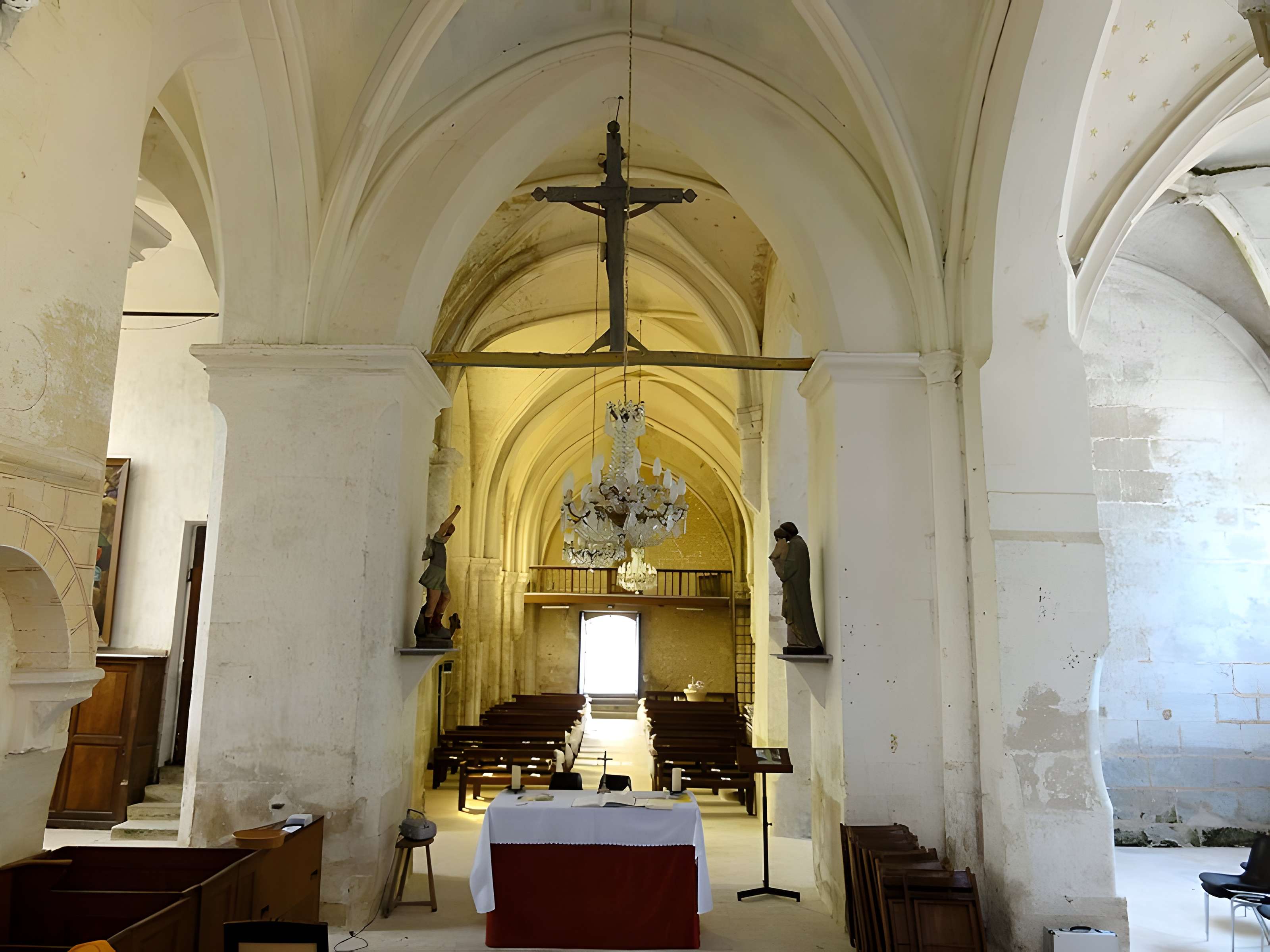 Église Saint-Romain de Wy-dit-Joli-Village et une croix