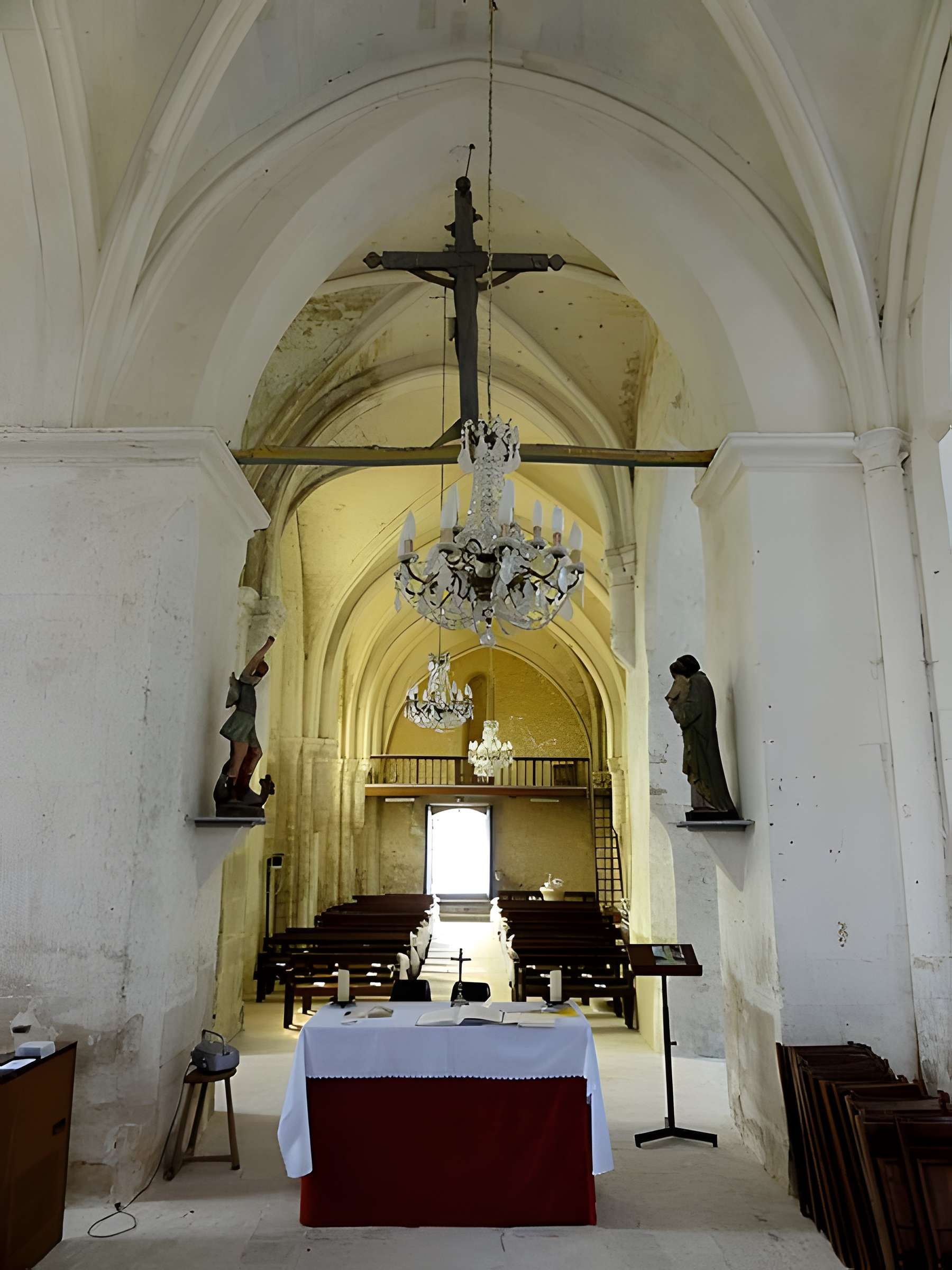 Église Saint-Romain de Wy-dit-Joli-Village et une croix
