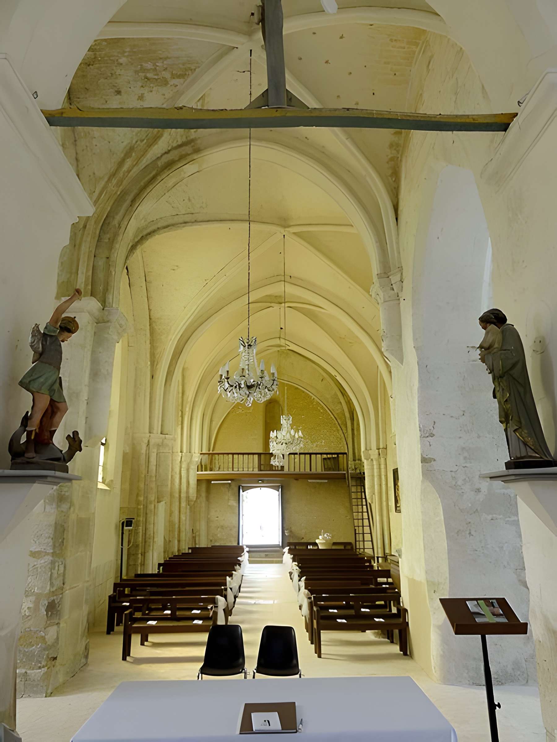 Église Saint-Romain de Wy-dit-Joli-Village et une croix