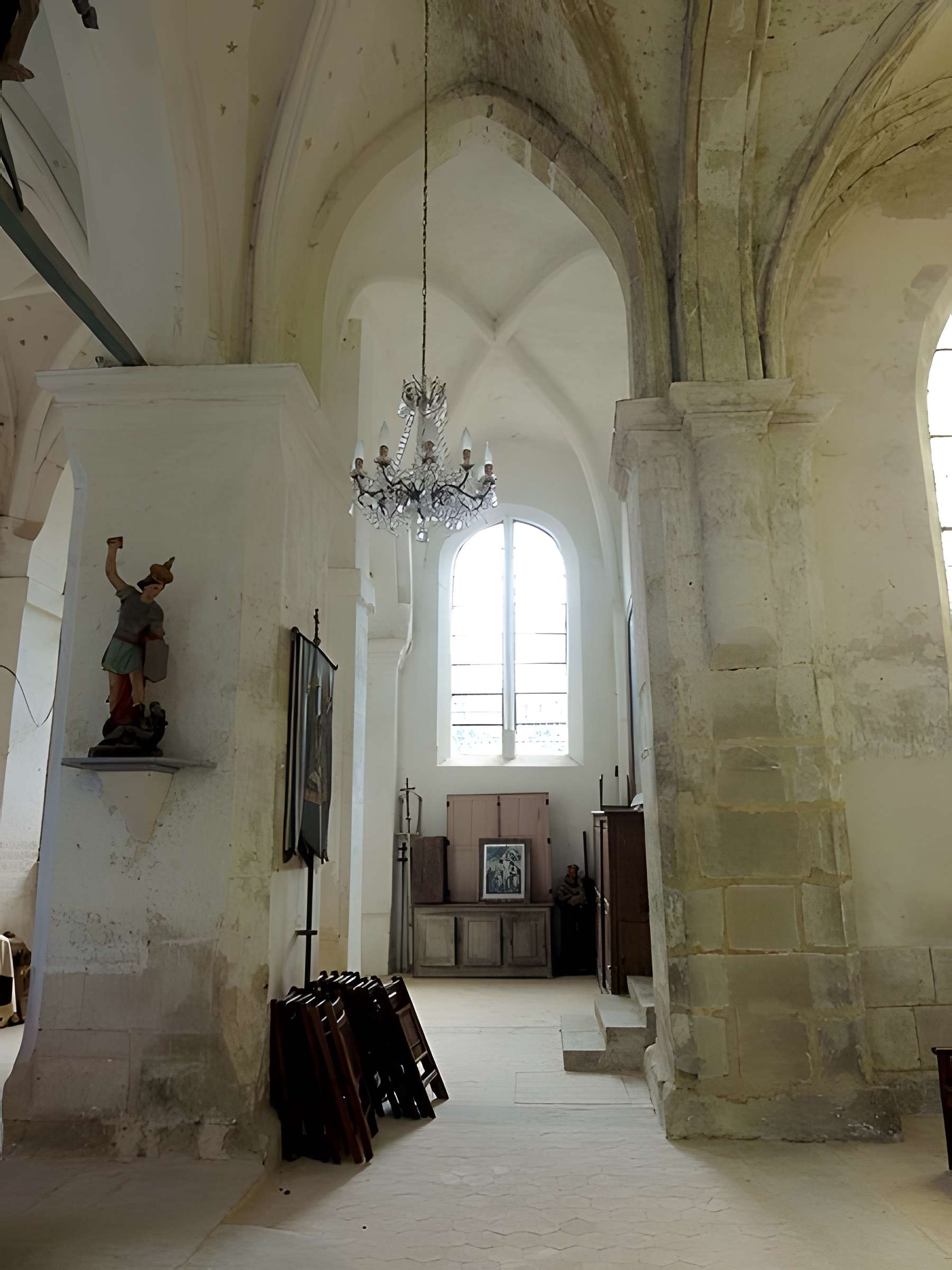 Église Saint-Romain de Wy-dit-Joli-Village et une croix