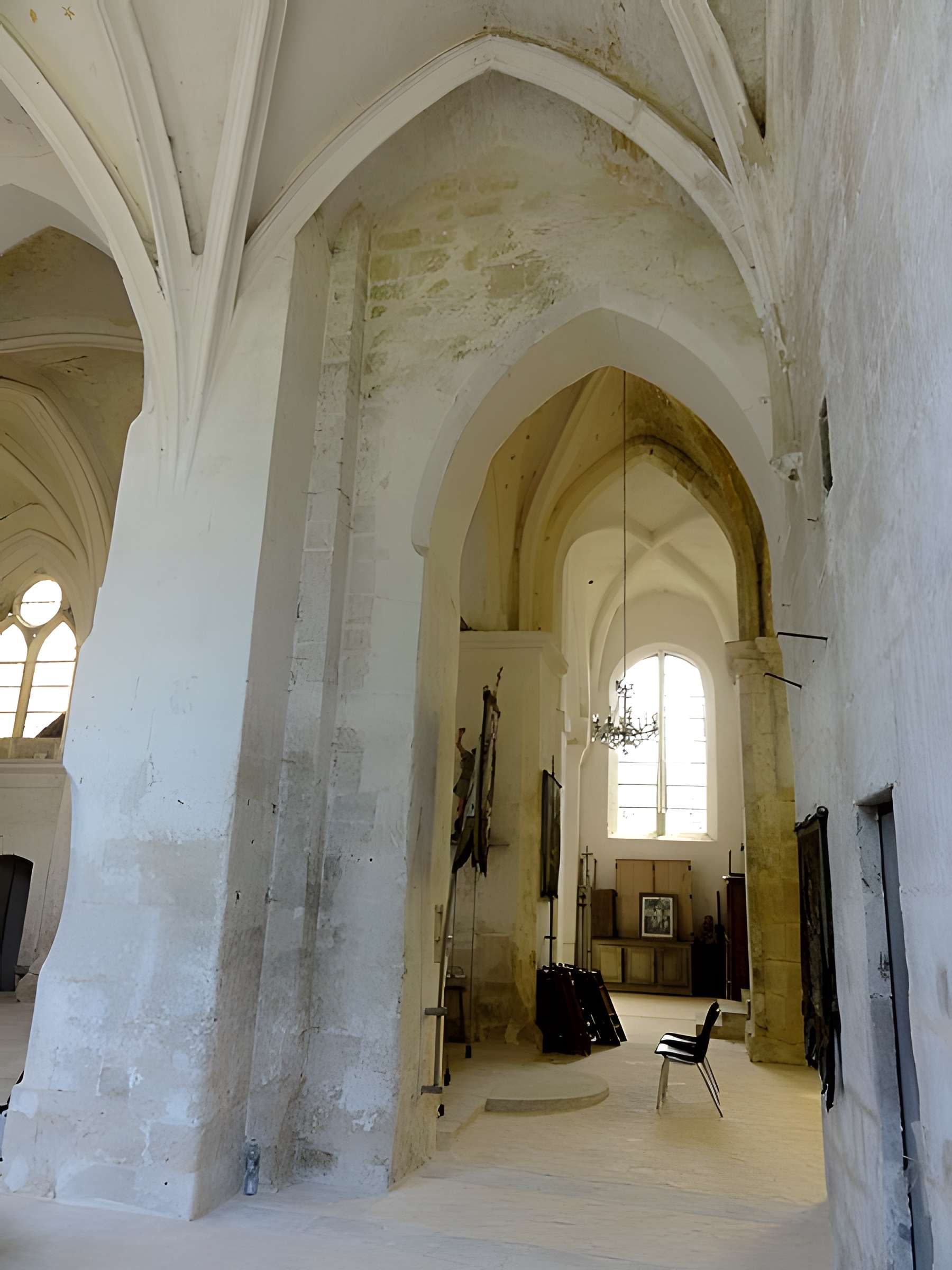 Église Saint-Romain de Wy-dit-Joli-Village et une croix