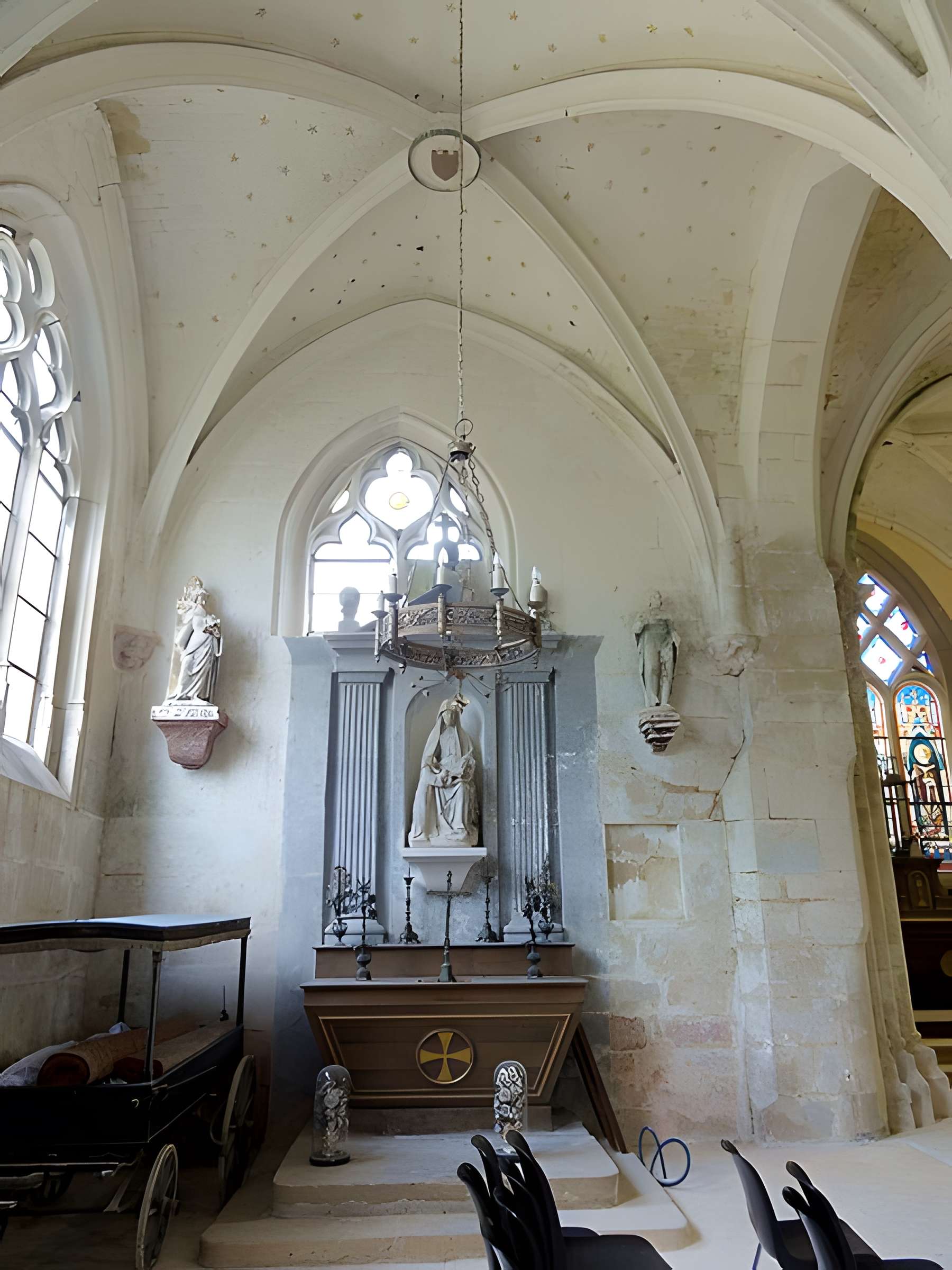 Église Saint-Romain de Wy-dit-Joli-Village et une croix
