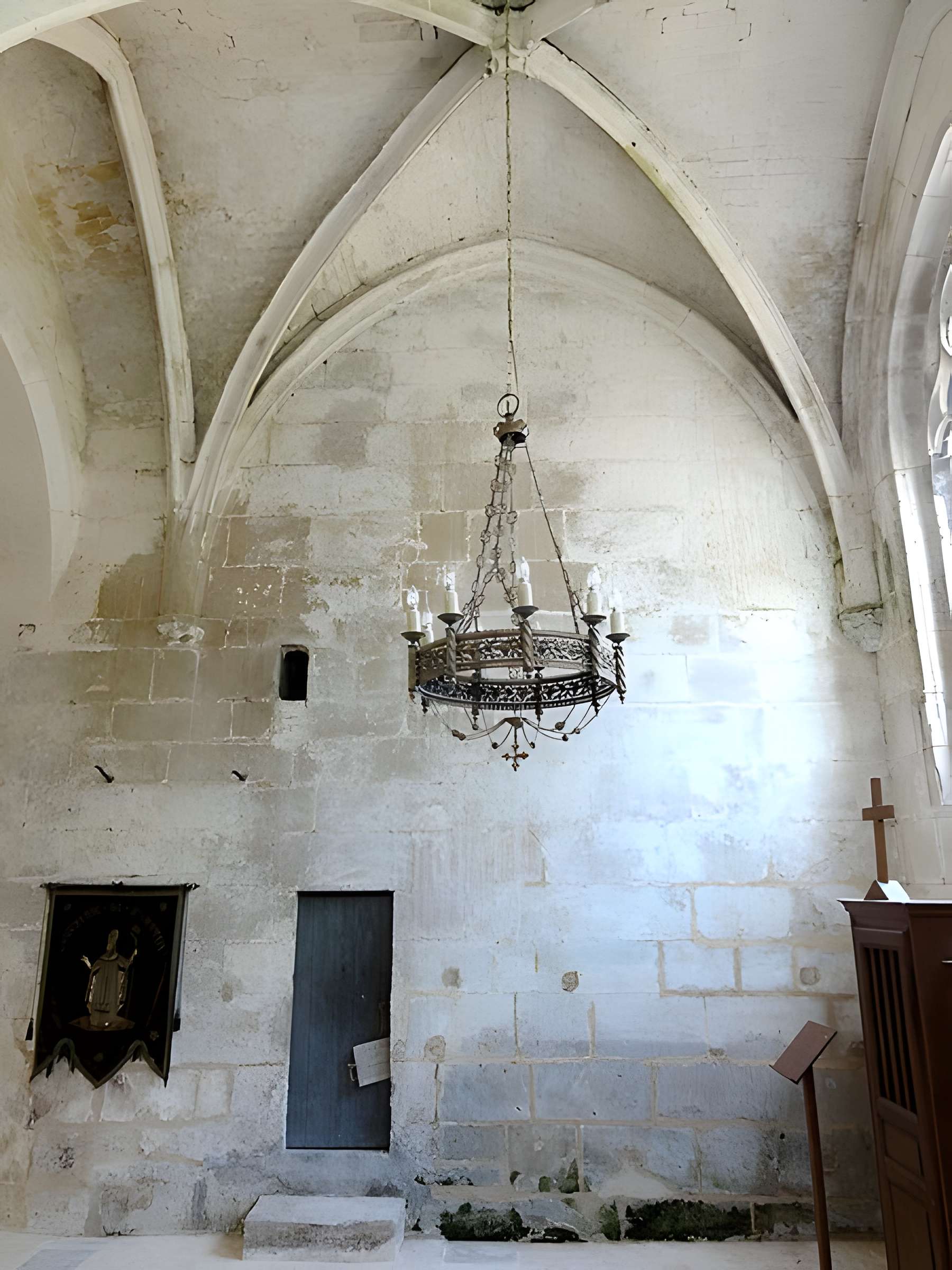 Église Saint-Romain de Wy-dit-Joli-Village et une croix