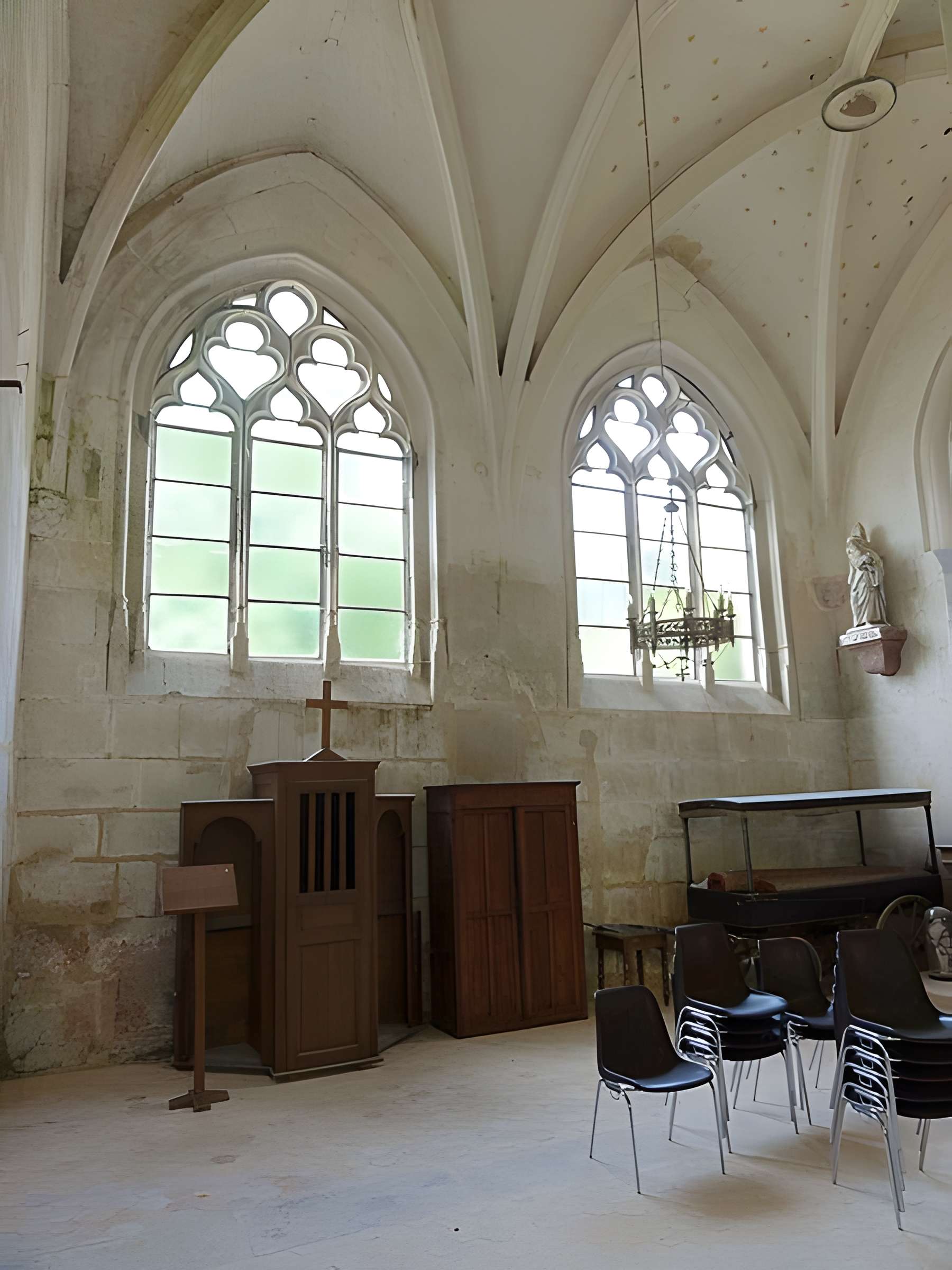 Église Saint-Romain de Wy-dit-Joli-Village et une croix