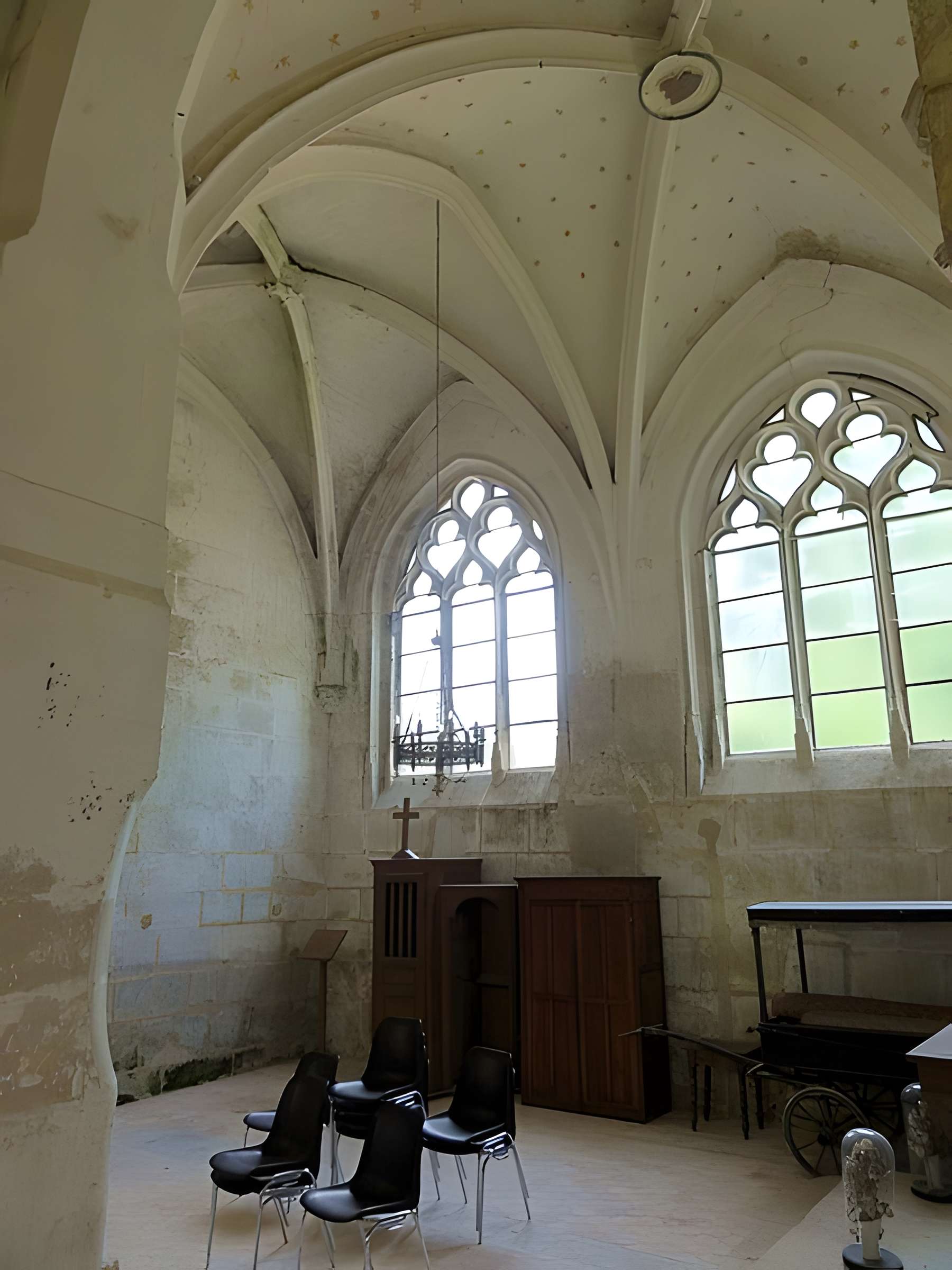 Église Saint-Romain de Wy-dit-Joli-Village et une croix