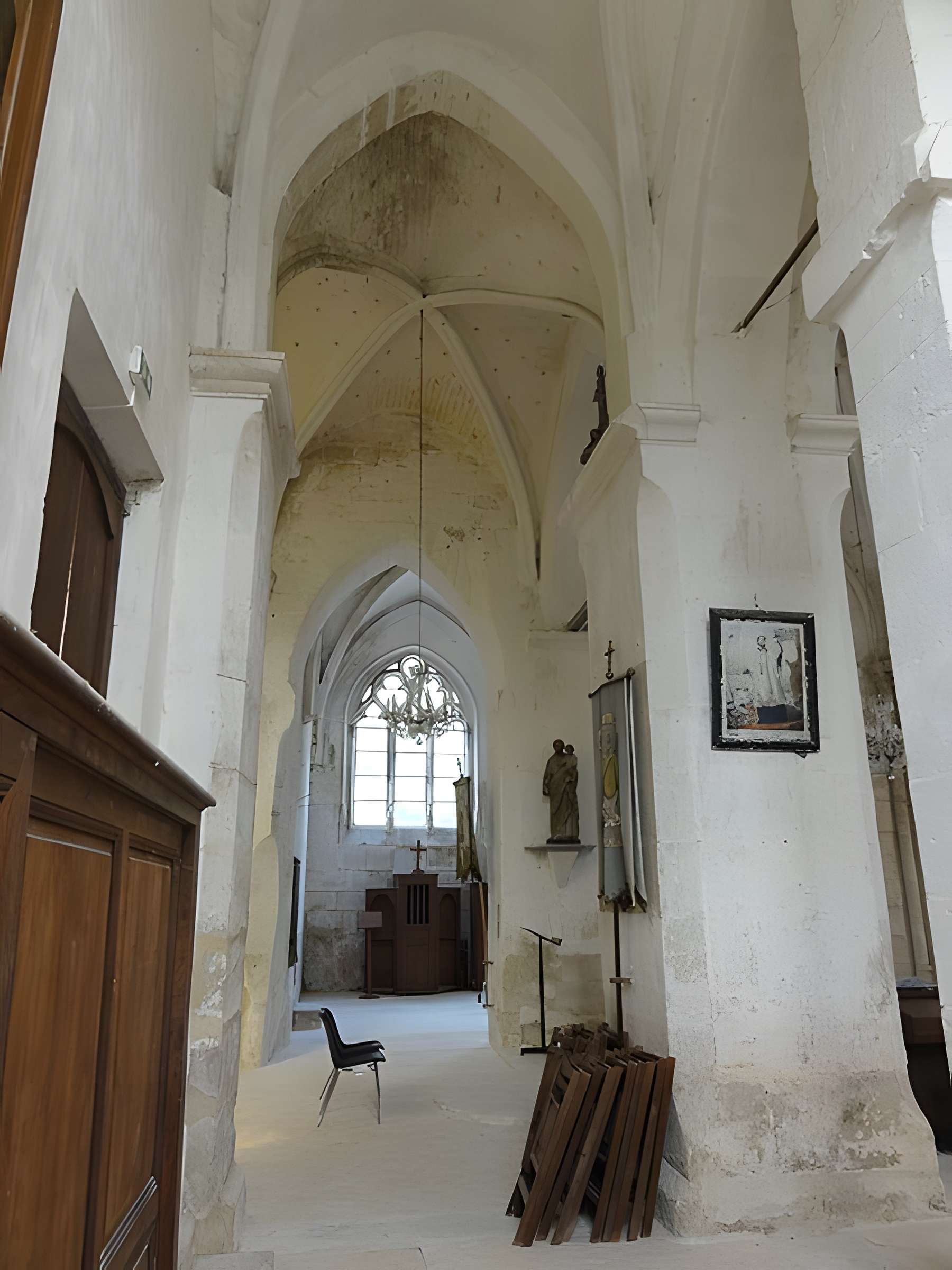 Église Saint-Romain de Wy-dit-Joli-Village et une croix