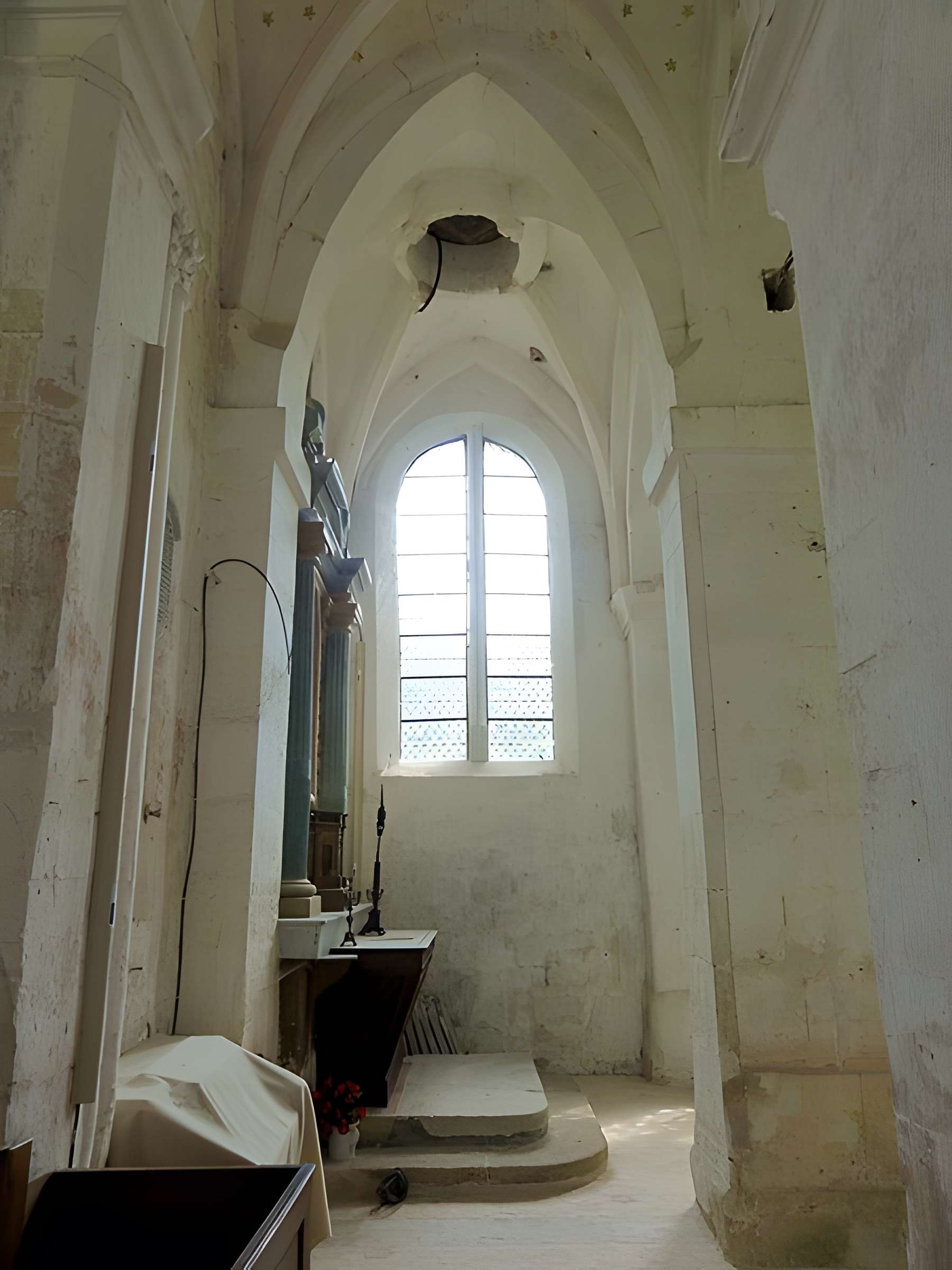 Église Saint-Romain de Wy-dit-Joli-Village et une croix