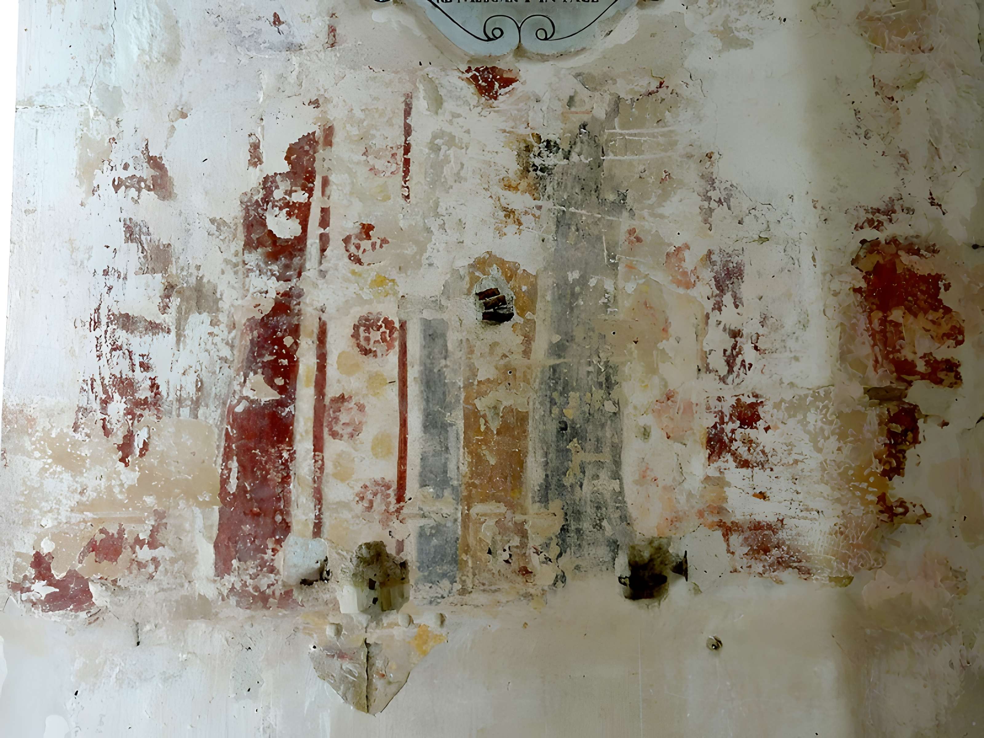 Église Saint-Romain de Wy-dit-Joli-Village et une croix