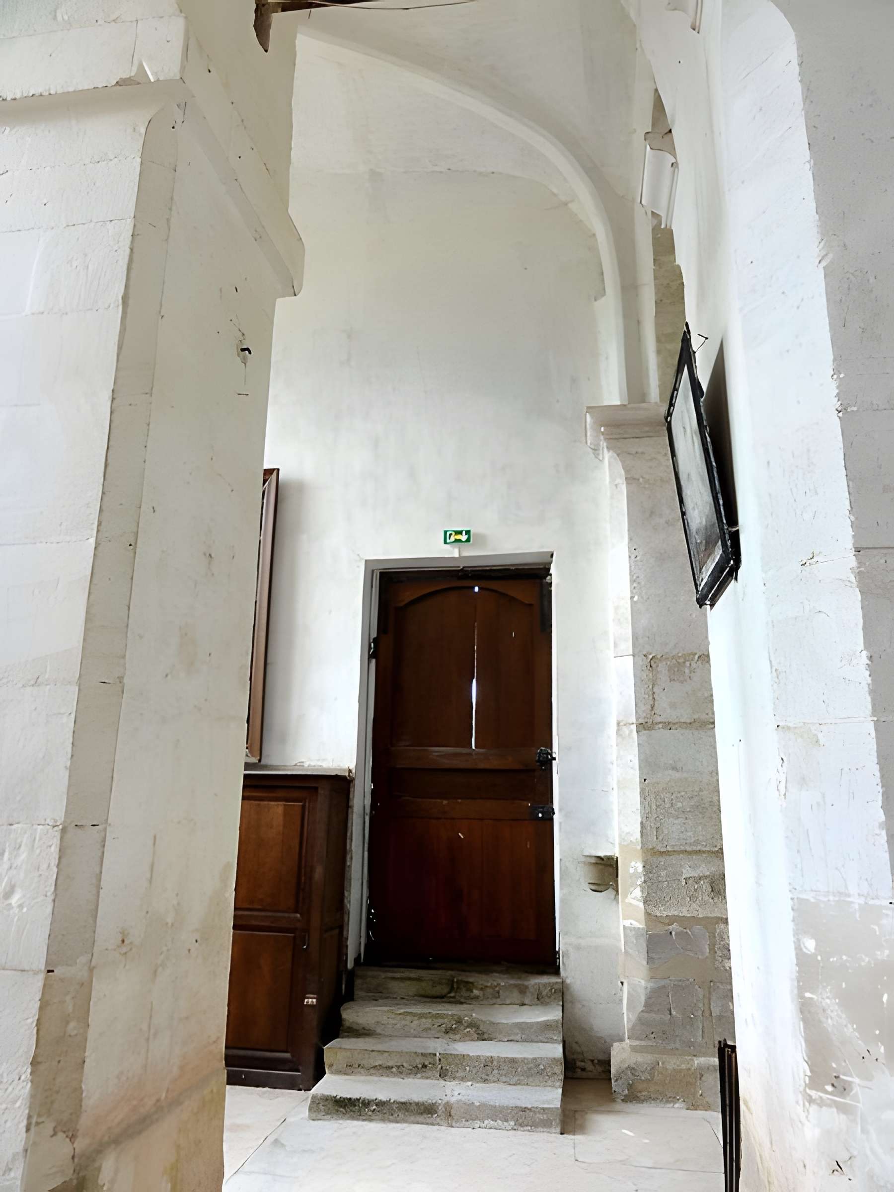 Église Saint-Romain de Wy-dit-Joli-Village et une croix