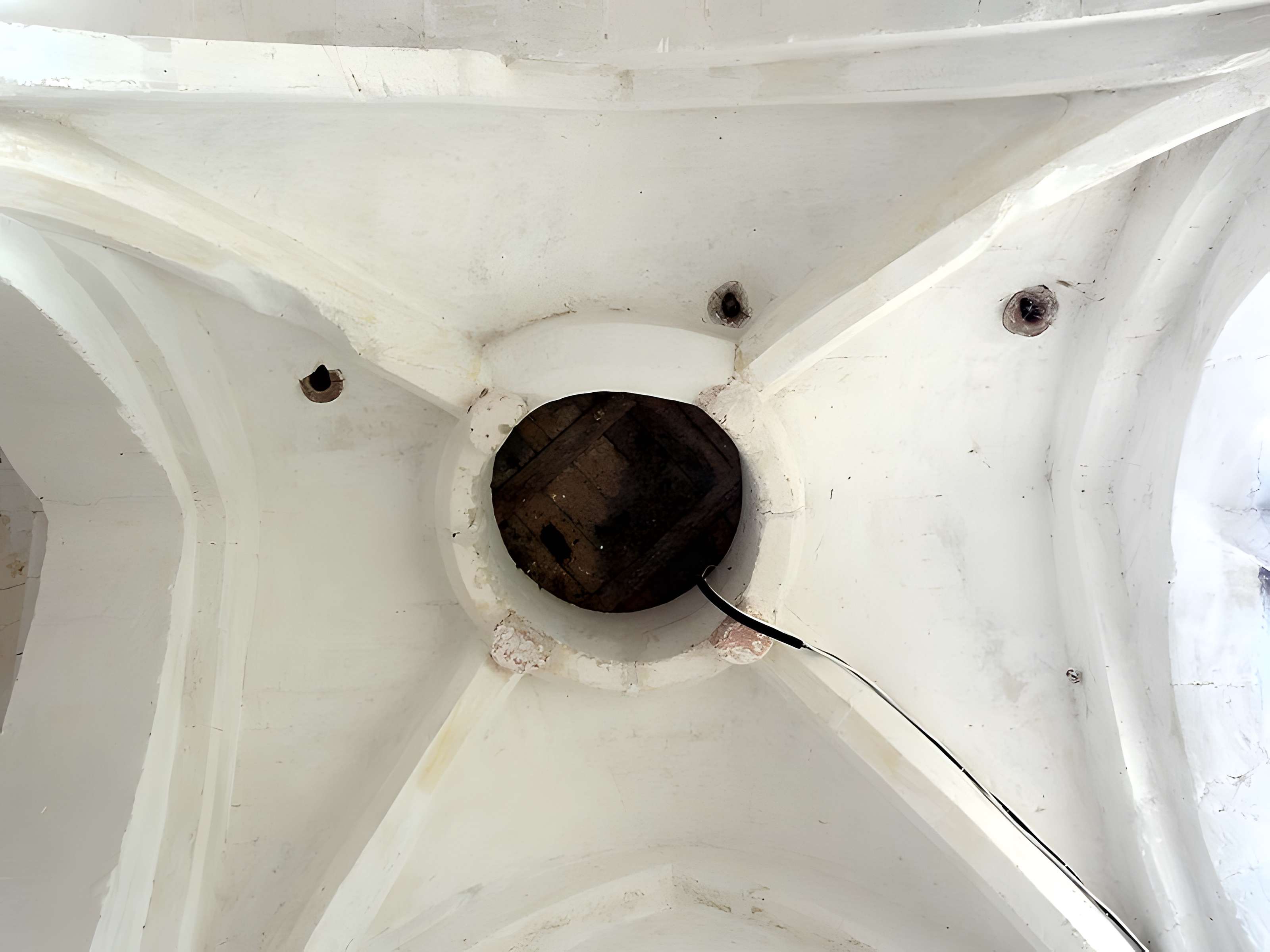 Église Saint-Romain de Wy-dit-Joli-Village et une croix