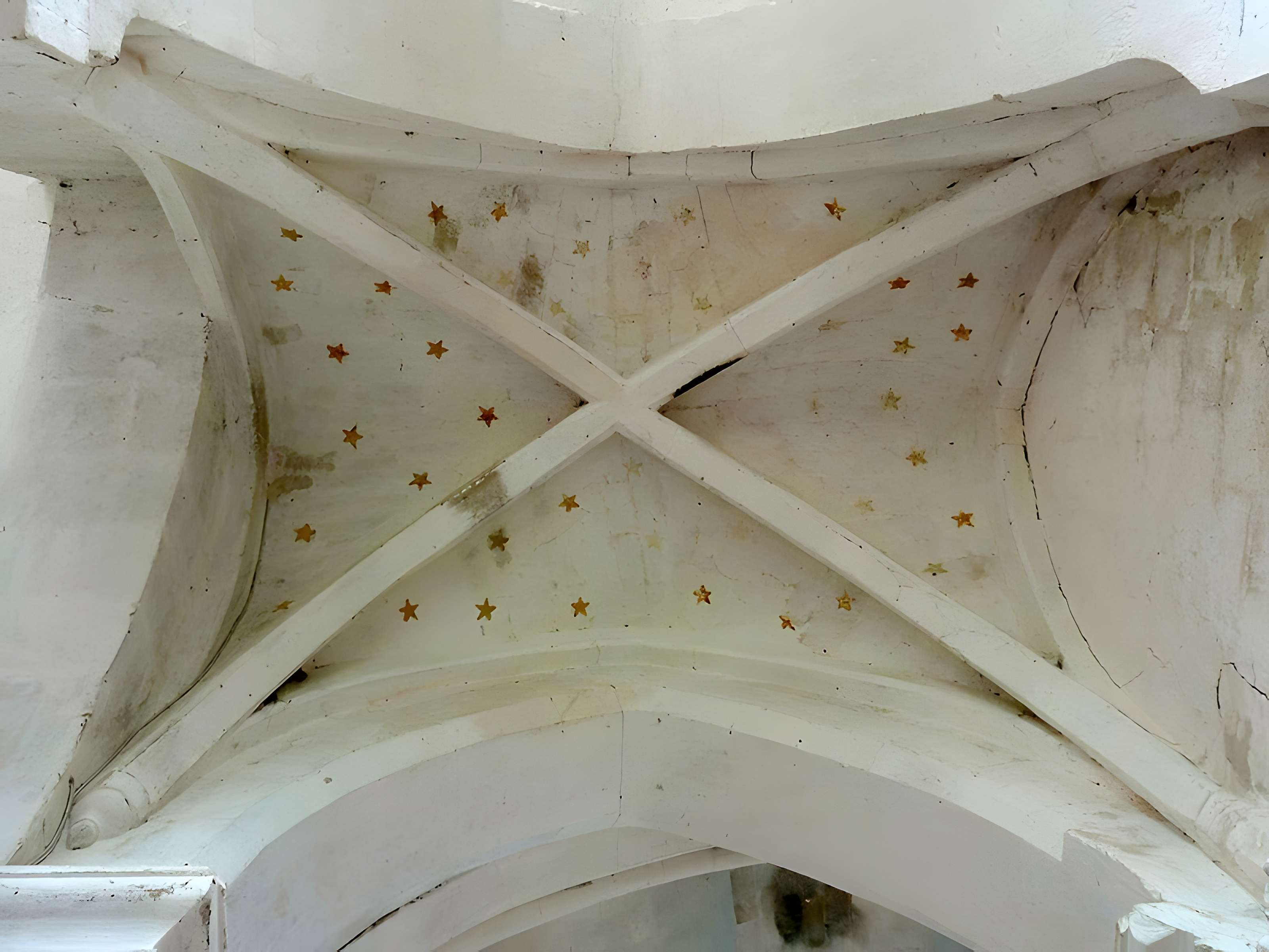 Église Saint-Romain de Wy-dit-Joli-Village et une croix