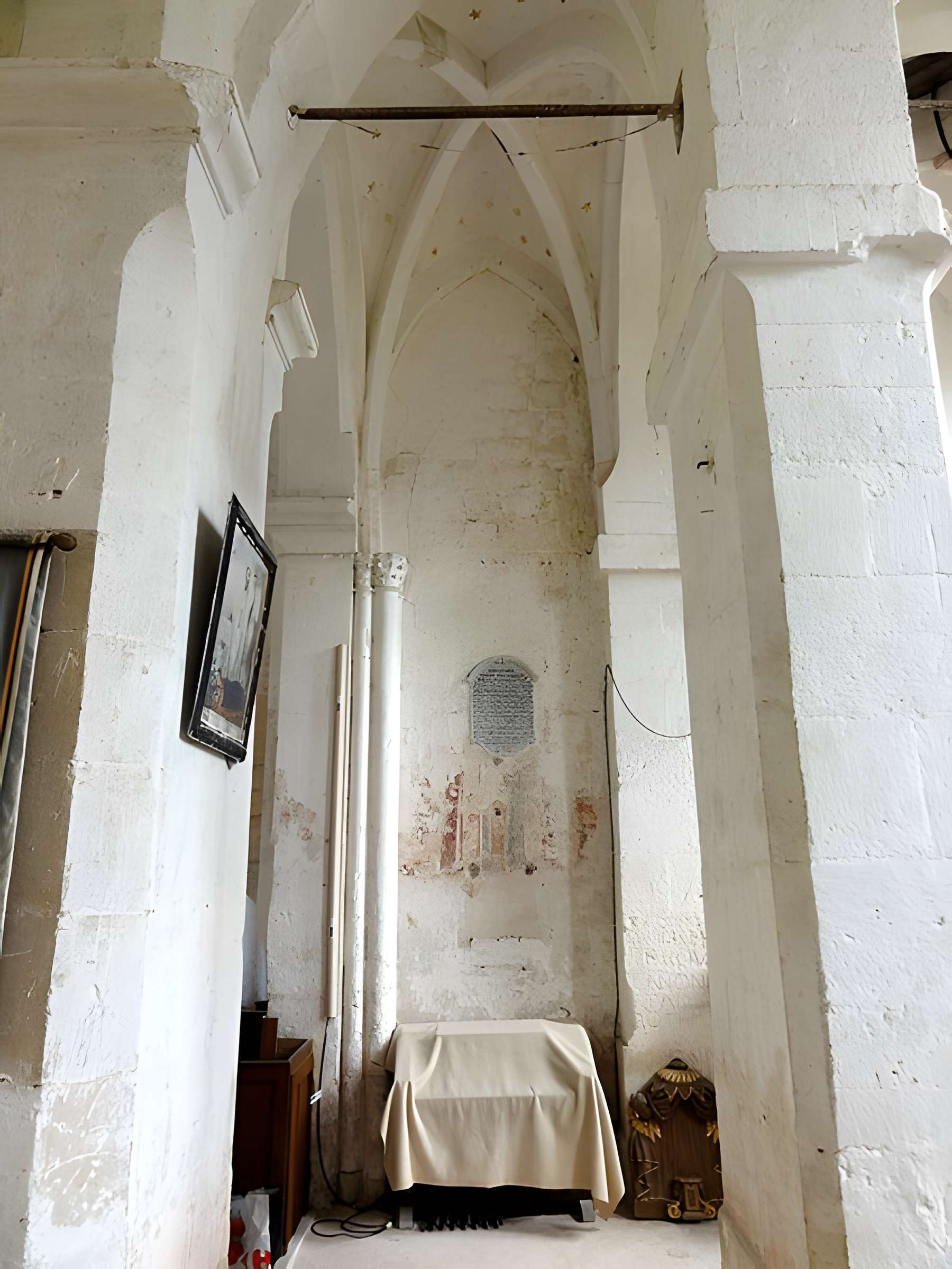 Église Saint-Romain de Wy-dit-Joli-Village et une croix