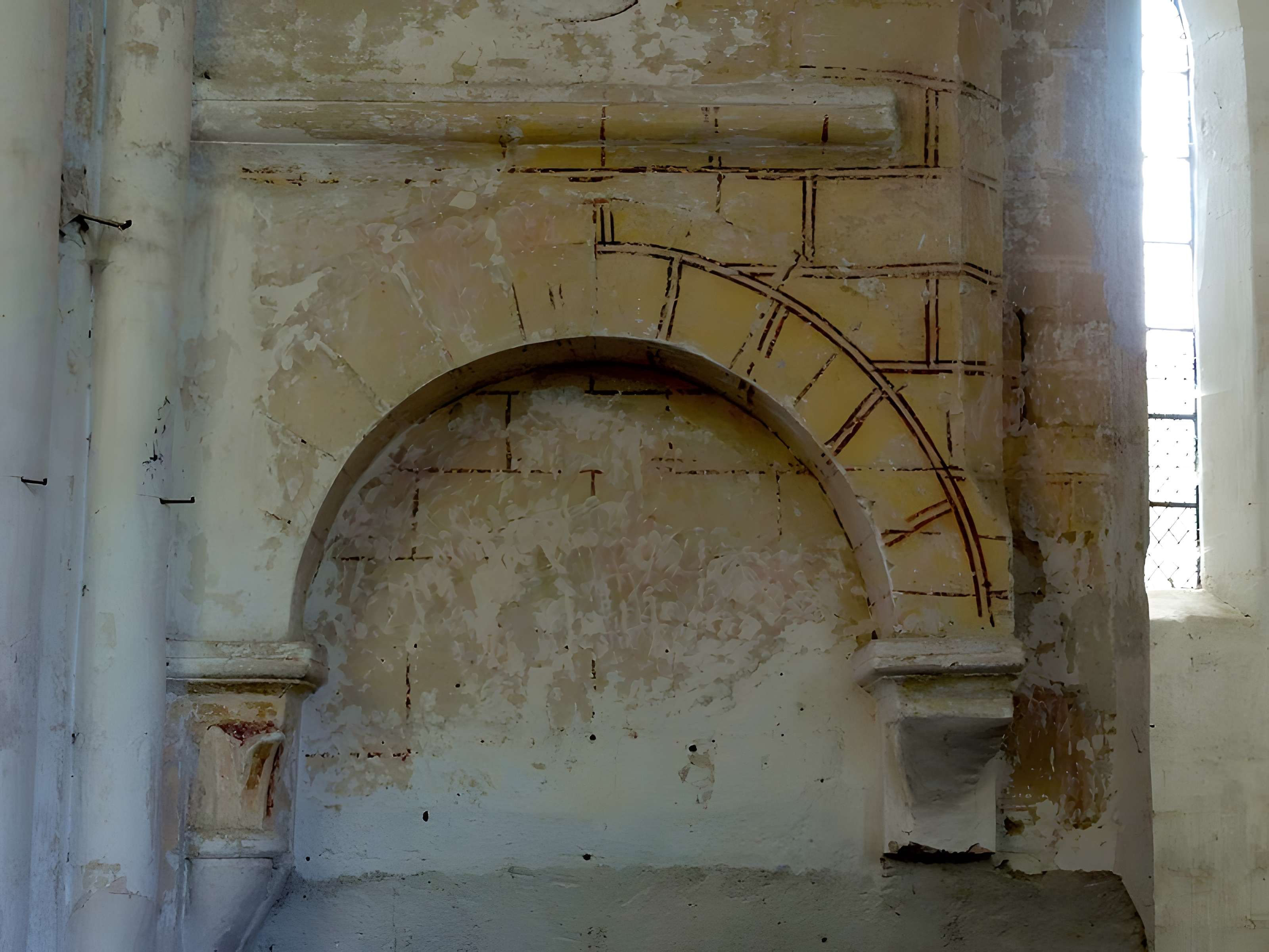 Église Saint-Romain de Wy-dit-Joli-Village et une croix