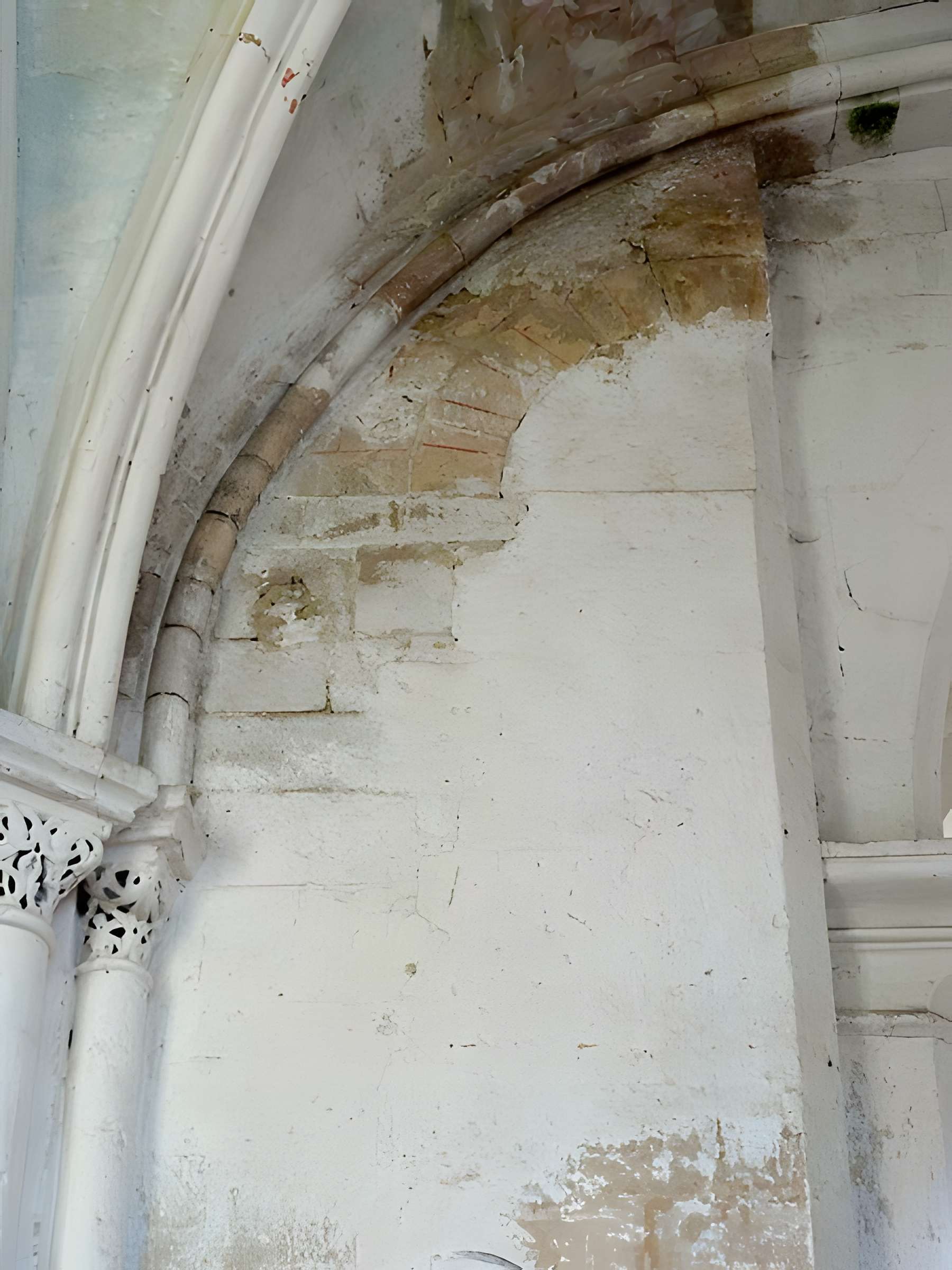 Église Saint-Romain de Wy-dit-Joli-Village et une croix