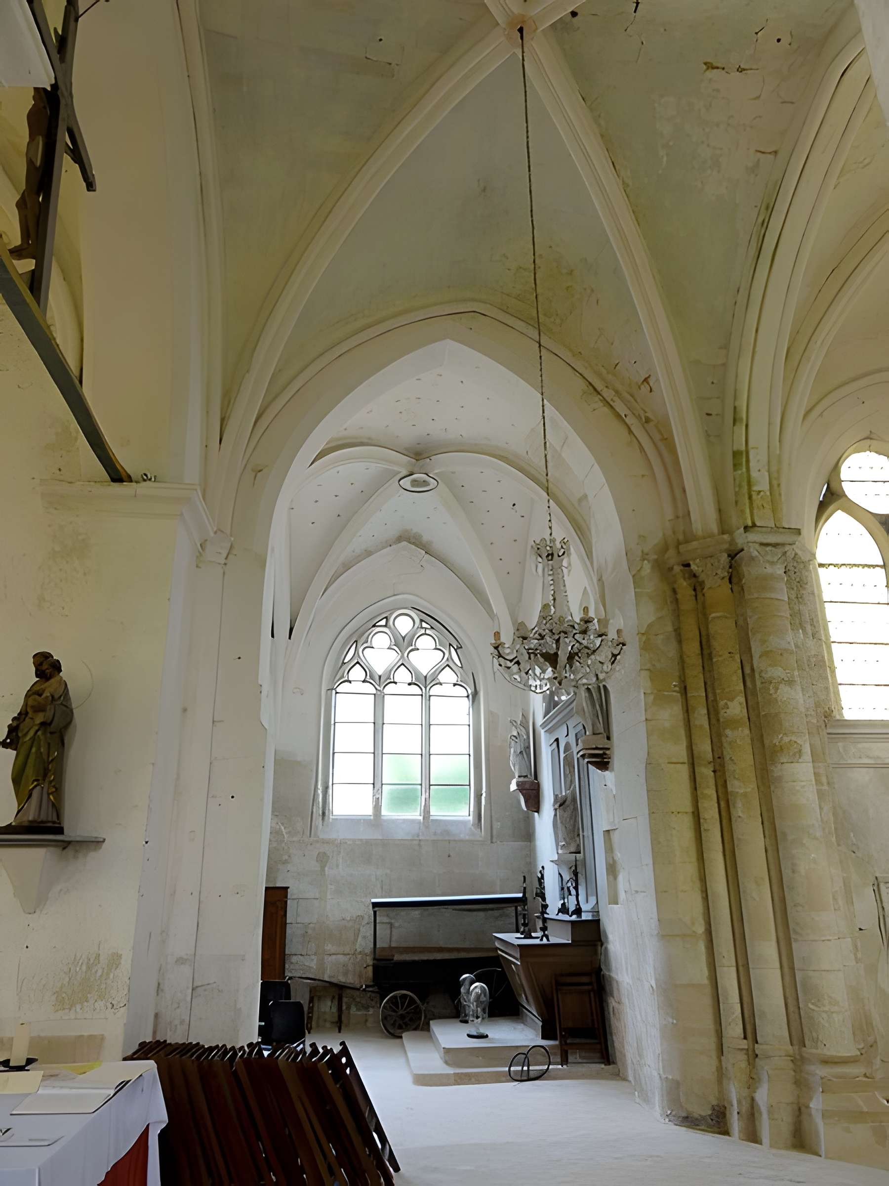 Église Saint-Romain de Wy-dit-Joli-Village et une croix
