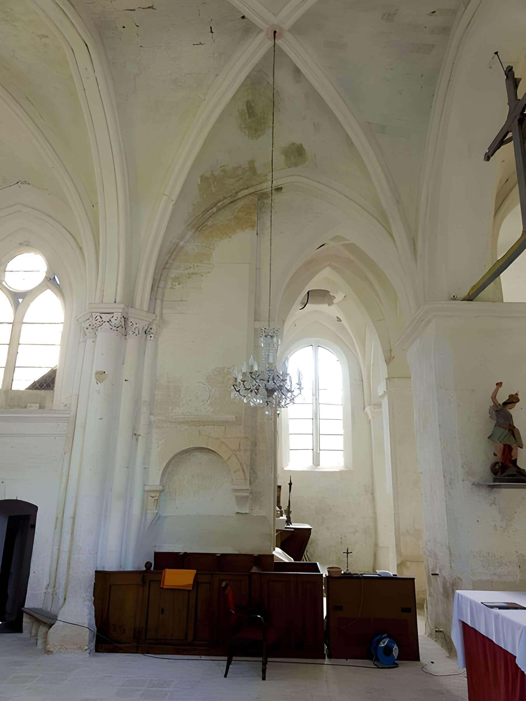 Église Saint-Romain de Wy-dit-Joli-Village et une croix