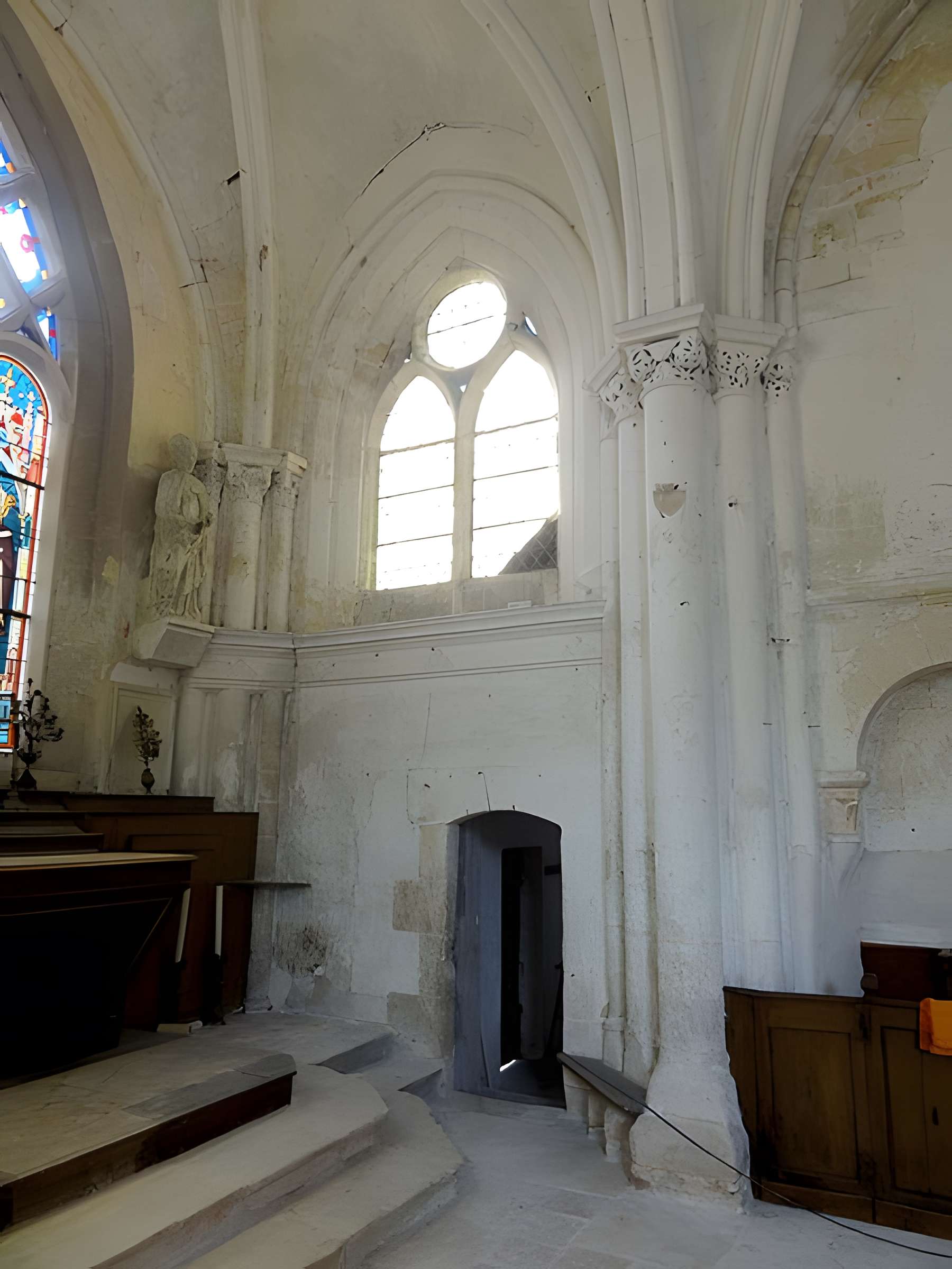 Église Saint-Romain de Wy-dit-Joli-Village et une croix